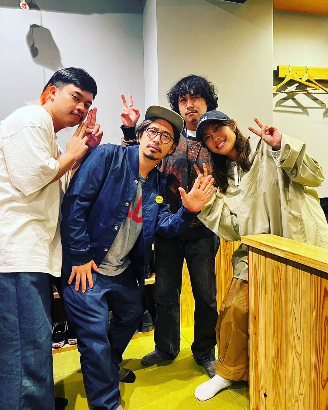 後藤正文のインスタグラム：「YONLAPAのみなさんと。ライブ見たかった！🇹🇭🤝🇯🇵  #osaka #yonlapa #asiankungfugeneration」