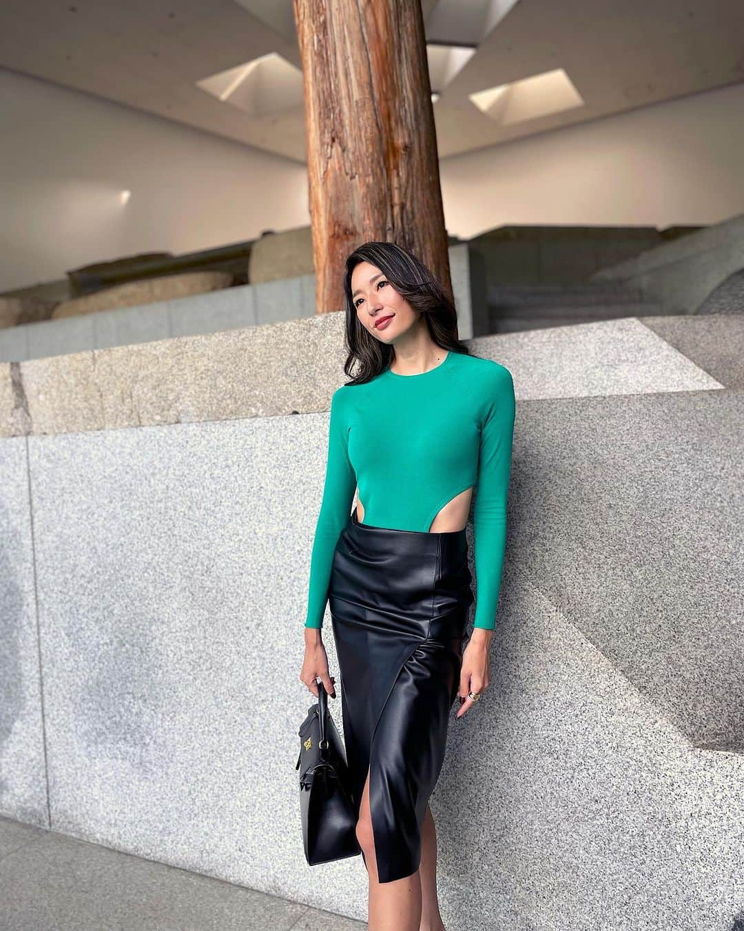 福田萌子さんのインスタグラム写真 - (福田萌子Instagram)「💚🖤 Bodysuit : @tw2021twtw  Vegan leather shirt : @timelesswomen_official  Bag : HERMES Heels : ZARA  #ootd #fashion #timelesswoman #greenblack」10月6日 19時18分 - moekofukuda