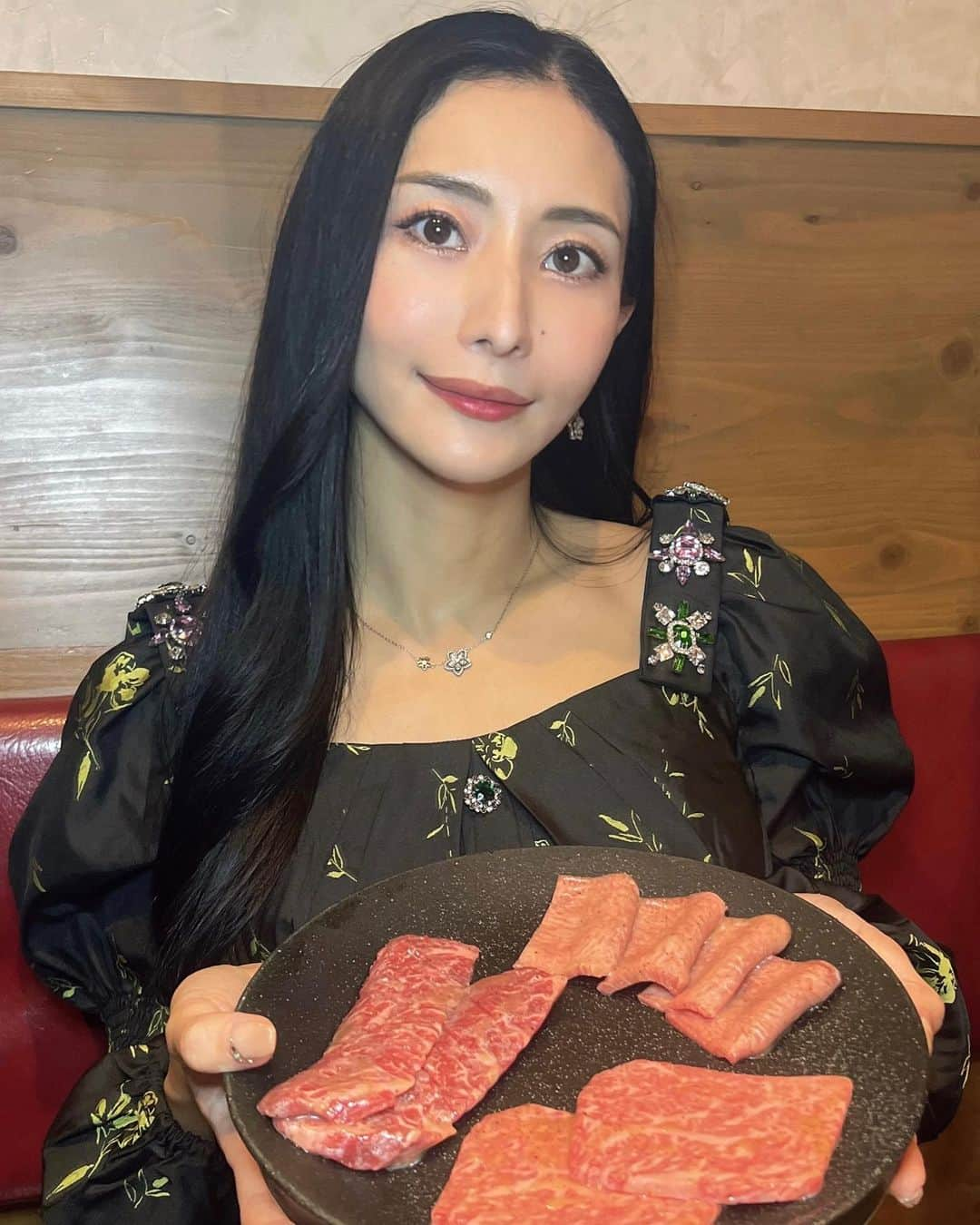 青山千夏さんのインスタグラム写真 - (青山千夏Instagram)「妹とうしごろバンビーナへ🐮✨ 恵比寿店限定の看板メニュー「たべごろコース」をいただきました🥩 お肉の量もしっかりあって、質もいいのにリーズナブルで大満足🫶🏻✨  妹とおしゃべりしながら美味しいお肉を食べられて素敵な時間が過ごせました♥️ 全然似てないってよく言われるんだけど、そんなに似てない？🤣  •*¨*•.¸¸☆コース内容•*¨*•.¸¸☆ ■ナムル3種盛り ■白菜キムチ ■うしごろローストユッケ ■トマトもつ煮込み ■上タン  ■厳選ハラミ ■厳選希少部位塩　リブ芯 ■チョレギサラダ ■わかめスープ ■牛タン柔らか煮込み　自家製デミグラスソース ■厳選希少部位タレ　シンシン・トモ三角 ■サーロインのすき焼き ■お食事 ・特製冷麺コムタン麺 ■デザート コーヒーブランマンジェ •*¨*•.¸¸☆•*¨*•.¸¸☆•*¨*•.¸¸☆  #うしごろバンビーナ恵比寿ヒルトップ店  #コストパフォーマンス #恵比寿限定たべごろコース #ushigoro #看板コース #PR」10月6日 19時20分 - chinatsu_aoyama0819