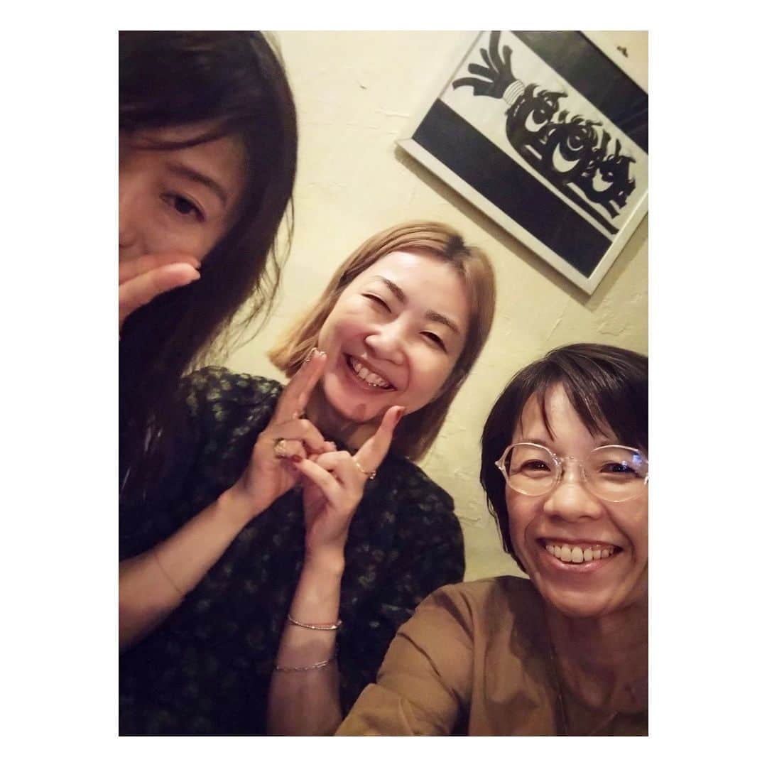 阿部洋子のインスタグラム：「🍴🥂🍴  先日のシューマイぱーりーは、 ジェンヌさんとまさよちゃんとの いつもの集まりに、 @sabasienne58  @masayomurayama   シューマイジャーナリストのシューマイ潤さんと 福井の淳さんも合流！ダブルじゅん！ @syumai.life   シューマイ潤さんオススメの小川さんへ ココ、ずっと行ってみたかったんだー🤩 潤さん、お店アレンジありがとうございました！  そして、、、 あたすのこのWピースは、 結構お酒まわってるのかもしれん！😝  #美味しゅうございました  #thankyou」