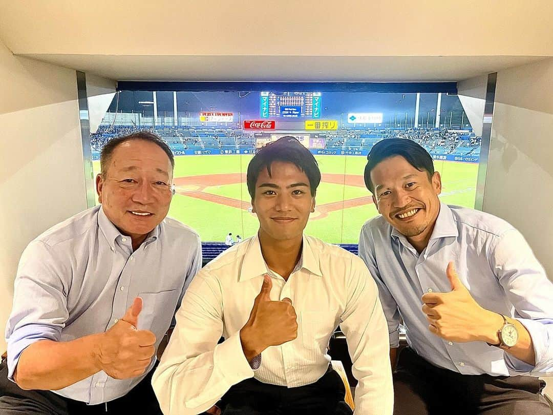 山本賢太さんのインスタグラム写真 - (山本賢太Instagram)「先週30日のスワローズ対ベイスターズ戦。高木豊さん、坂口智隆さんとお伝えしました。お二方に大変盛り上げていただきました。 またまた豊さんに「真ん中にいきなさい！」と、恐縮ながら真ん中でグッドポーズを。。  これが今年ラストの神宮での実況となり、今季は放送の中でたくさん学んだ1年間でした。 来シーズンに向けて、ご覧になっている方々に少しでも楽しいと思っていただけるような放送を目指してまた準備して参ります。  #東京ヤクルトスワローズ  #神宮球場  #高木豊　さん #坂口智隆　さん」10月6日 19時22分 - yamamoto_kenta.yamaken