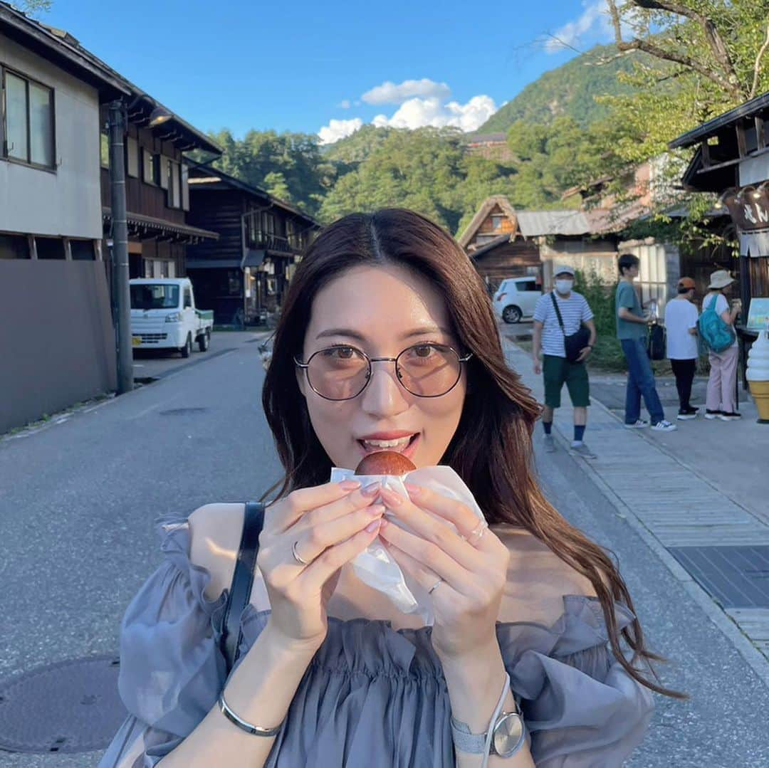 岩下真奈さんのインスタグラム写真 - (岩下真奈Instagram)「2023.10.06 #daily 🕊 * 旅行 最後の投稿🩶 . やっぱ白川郷が1番素敵だったな〜 . 写真も良いのたくさん撮れて満足！ 私の詰め合わせ載せとくね🥣 表情コロコロ変わってる😂 . . . #白川郷 #白川郷合掌村 #河原 #岐阜観光 #世界遺産   #model #makeup #fashion #岐阜 #かりんとう饅頭 #川沿い #旅行コーデ #今日のコーデ #韓国ファッション #オフショル #サングラス #韓国ヘア #ブルベ冬 #おでかけ #おでかけスポット #モデル #ビューティーモデル #広告モデル #インフルエンサー #クリエイター #フリーランス #お仕事依頼受付中 #おしゃれさんと繋がりたい #美容好きな人と繋がりたい」10月6日 19時22分 - mana_mdleam