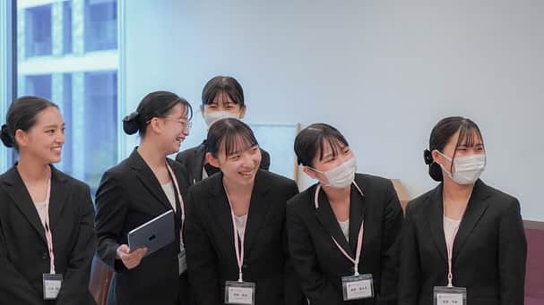 大阪ブライダル専門学校公式ページさんのインスタグラム写真 - (大阪ブライダル専門学校公式ページInstagram)「リアルウエディング便り＊ . こんにちは✨ Xクラス カメラマン担当の 西釋さくらです！ . 先日は3回目の お打ち合わせが無事終わりました♪ 今回のお打ち合わせでは、 コンセプト提案と お衣装決めを行いました💞 . Xクラスが３つのグループに分かれて、 それぞれのチーム考案した コンセプトを提案しました！ どのチームのコンセプトが 選ばれるのかワクワクしております！ . 衣装決めでは、 ドレス班が提案した4着の中から 新婦様好みのウェディングドレスを 選ぶことができました🩰 . 次回は新婦様のカラードレスや 新郎様のタキシードも選んでいくので 今から私たちもたのしみです！ . 次回からのお打ち合わせも楽しみながら、 一生懸命全力でがんばっていきます！」10月6日 19時23分 - osakabridal