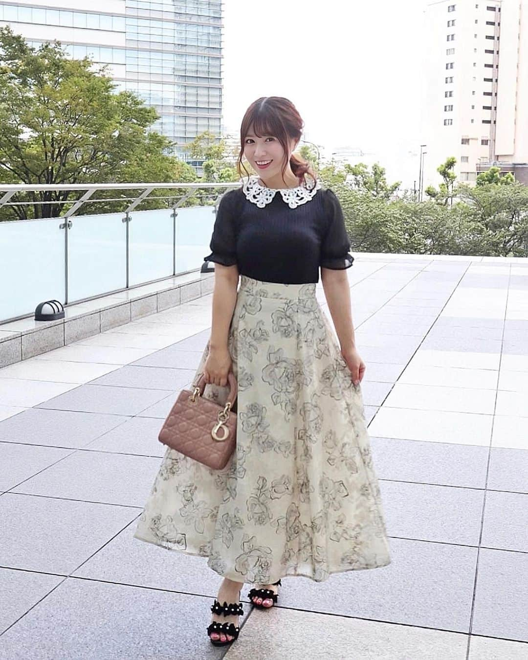 森下まいさんのインスタグラム写真 - (森下まいInstagram)「今日のお洋服〜♥  レース生地の襟が可愛い着心地最高のブラウスも  凹凸感のある華やかなオパール生地 × クラシカルなラインフラワー柄が可愛いスカートも どちらも【@tocco_closet 】でした☺️  明日から3連休ですね🥰💕 楽しく過ごしましょ〜☺️🐻  #mai153 ←コーデ投稿まとめてます♥」10月6日 19時23分 - mai_morishita