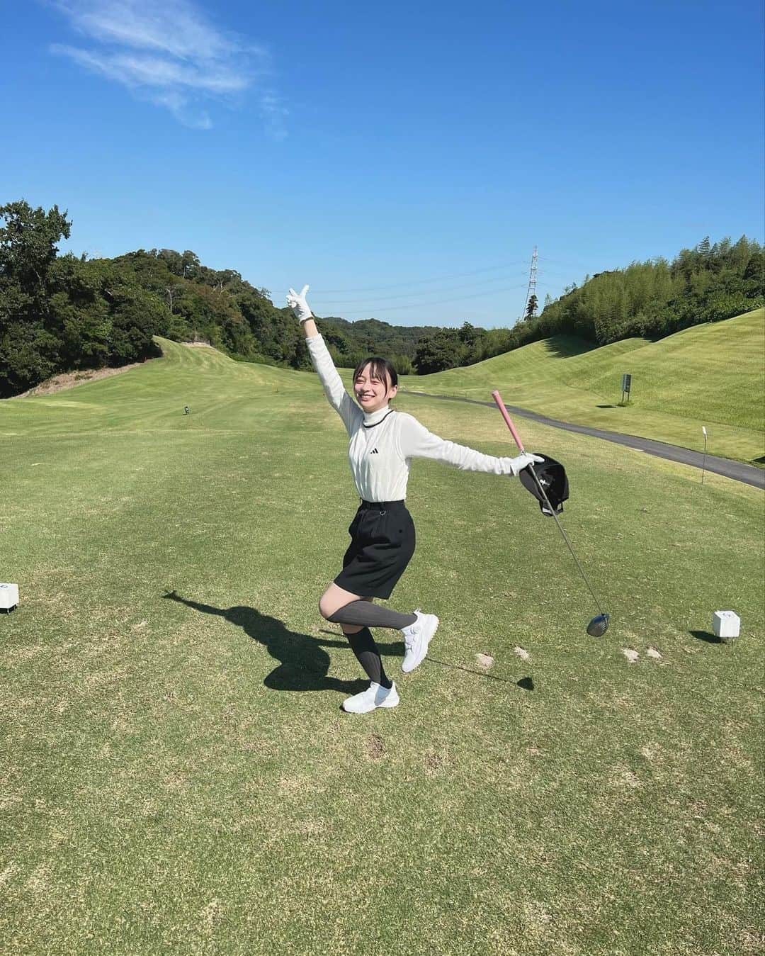 影山優佳さんのインスタグラム写真 - (影山優佳Instagram)「ゴルフのコースデビューしました🏌️‍♀️🍃  この数ヶ月練習してみて、でも全然へなちょこさんなまま当日を迎えてしまったけれど、 もっともっと上手になりたいと実感できたとっても幸せな1日でした💚  ゴルフを嗜まれている先輩方、ぜひコツや楽しみ方をご教授ください〜⛳️☺️  #golf #ゴルフ #ゴルフデビュー #もう行きたいな #全部笑顔や #目の日焼けがいてててて #影山優佳 #kagegram」10月6日 19時24分 - kageyamayuka_official