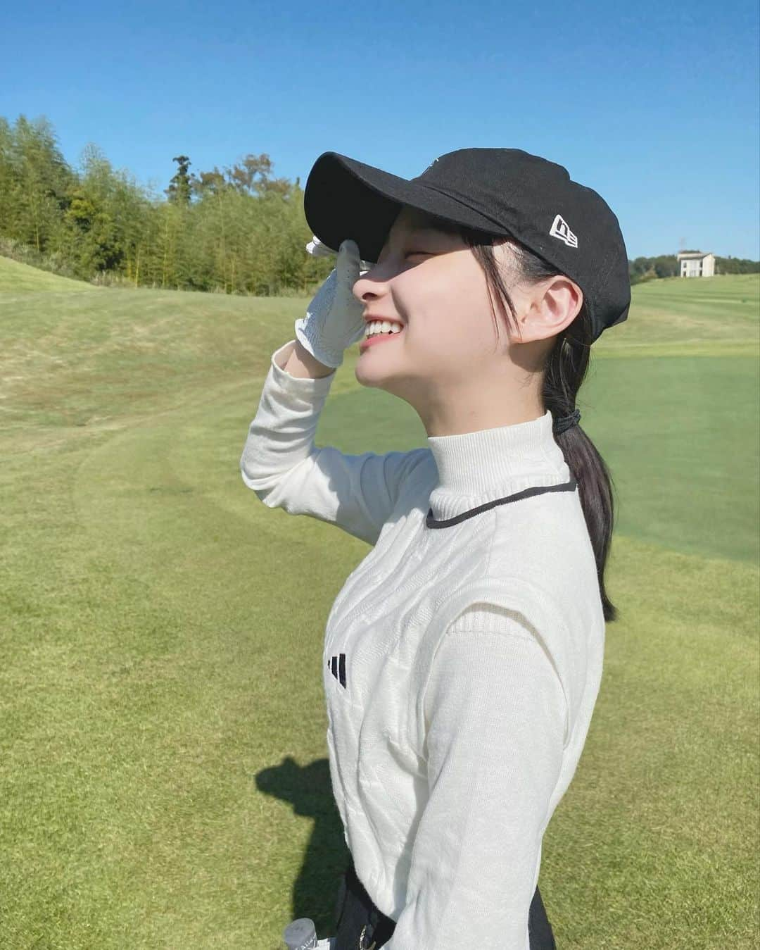 影山優佳さんのインスタグラム写真 - (影山優佳Instagram)「ゴルフのコースデビューしました🏌️‍♀️🍃  この数ヶ月練習してみて、でも全然へなちょこさんなまま当日を迎えてしまったけれど、 もっともっと上手になりたいと実感できたとっても幸せな1日でした💚  ゴルフを嗜まれている先輩方、ぜひコツや楽しみ方をご教授ください〜⛳️☺️  #golf #ゴルフ #ゴルフデビュー #もう行きたいな #全部笑顔や #目の日焼けがいてててて #影山優佳 #kagegram」10月6日 19時24分 - kageyamayuka_official