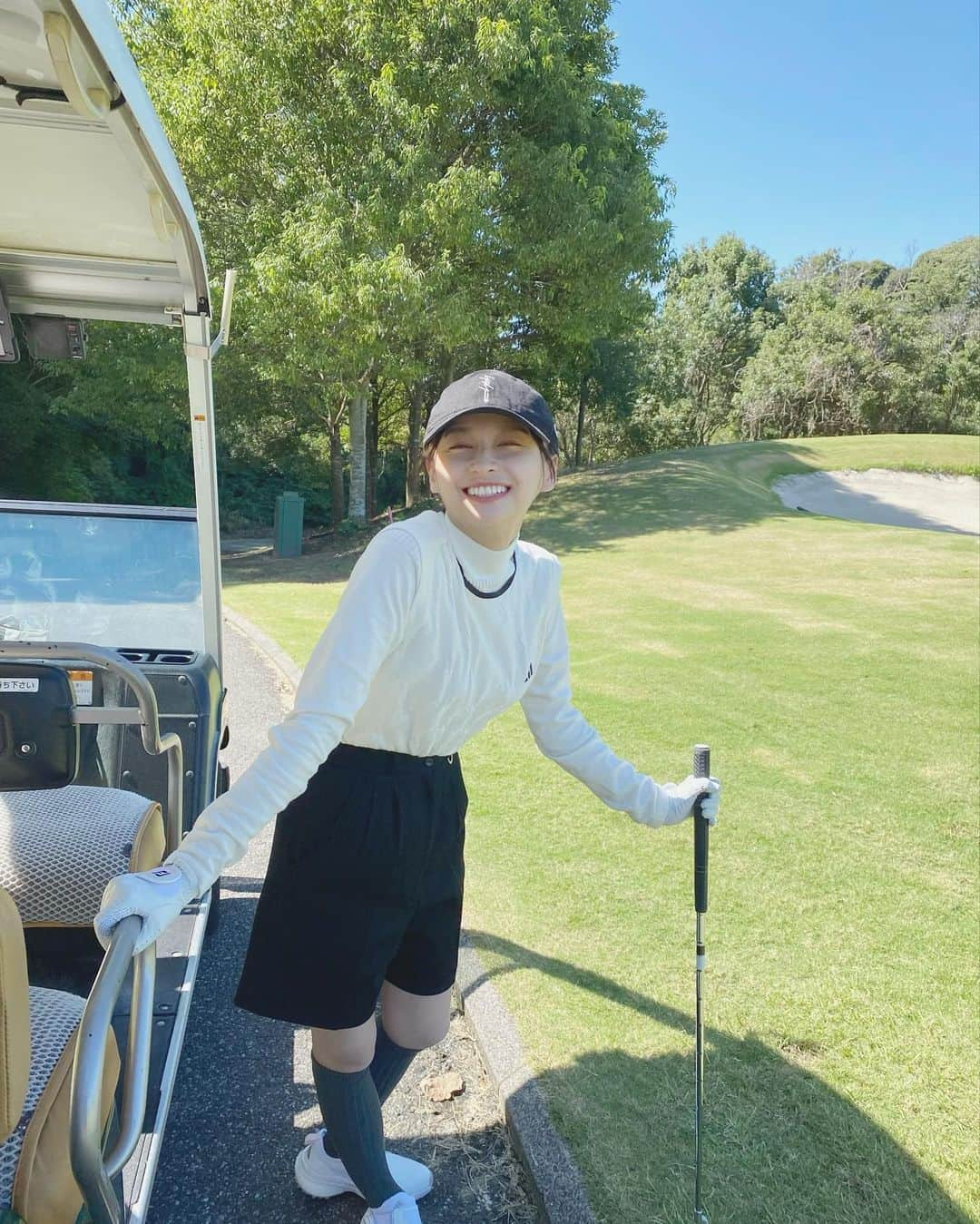 影山優佳さんのインスタグラム写真 - (影山優佳Instagram)「ゴルフのコースデビューしました🏌️‍♀️🍃  この数ヶ月練習してみて、でも全然へなちょこさんなまま当日を迎えてしまったけれど、 もっともっと上手になりたいと実感できたとっても幸せな1日でした💚  ゴルフを嗜まれている先輩方、ぜひコツや楽しみ方をご教授ください〜⛳️☺️  #golf #ゴルフ #ゴルフデビュー #もう行きたいな #全部笑顔や #目の日焼けがいてててて #影山優佳 #kagegram」10月6日 19時24分 - kageyamayuka_official