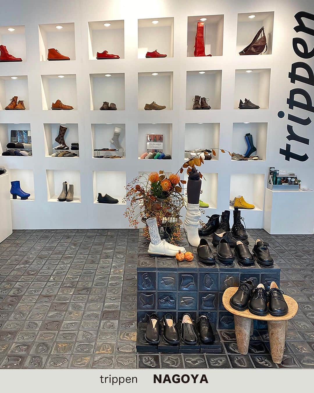 アンドゥミさんのインスタグラム写真 - (アンドゥミInstagram)「『trippen x deux plus undemi』  ドイツのシューズブランド『trippen』トリッペンの直営店にて、10/6より【deux plus undemiレッグウエア】のPOP-UPを行っております。 『trippen』は履き心地を追求したドイツのシューズブランド、一つ一つ手作業で丁寧に作られる靴は、優れたデザインと機能性でファンも多い。  アンドゥミの凝ったデザインのソックスや独特のカラーリングのレッグウエアともよく合います。  秋色のジャガードや冬に向けての暖かいモヘアなど、靴とソックスのスタイリングをお楽しみください！   今回はtrippenの『Autumn Shoes Fair』に合わせて、直営店（原宿・名古屋・神戸）の3店舗で同時に開催しています。お近くの方はこの機会にぜひお立ち寄りくださいませ。   ■10/6（金）〜10/15（日）まで 営業時間など詳細は各店舗にお問い合わせください。   trippen→ https://www.trippen.co.jp   trippen原宿 東京都渋谷区神宮前3-34-8  34 スクエア 1F  03-3478-2255   trippen名古屋 名古屋市中区栄3-23-17 SAKAE SOUTH PEAKS 1F  052-253-6458   trippen神戸 神戸市中央区京町79　 078-326-7333     @trippen.japan #trippen #trippenharajuku #trippenkobe #trippennagoya #トリッペン #undemi #アンドゥミ #秋冬靴下 #レッグウェア #モヘアソックス #ラメソックス #暖かいソックス #ストライプソックス #靴下コーデ #お洒落は足元から #ファッション好きと繋がりたい #お洒落さんと繋がりたい」10月6日 19時29分 - undemishop