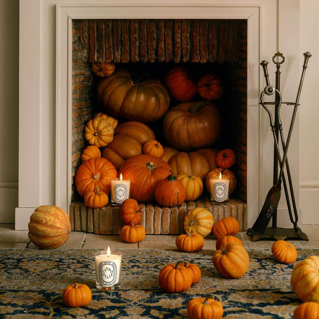 ディプティックのインスタグラム：「Alight by the fireplace… …a patch of Pumpkin candles keeps watch. Heralding the arrival of autumn, they add to the delicious pleasure of staying in. #Diptyque #PumpkinCandle #LimitedEdition #Candles」