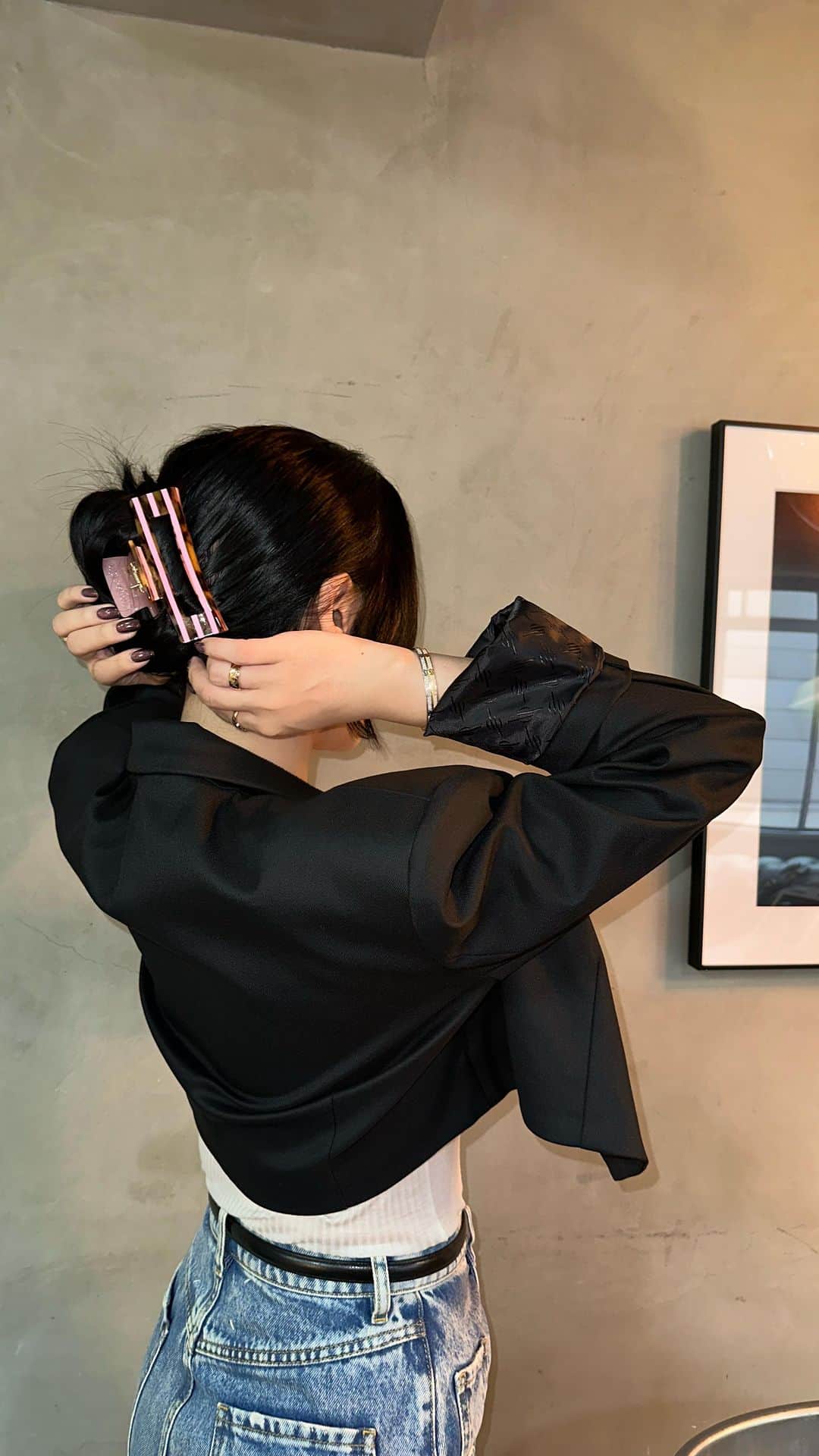 megbabyのインスタグラム：「GARIバレッタで #まとめ髪 🩷  #MEGOODBEAUTY #mgbskin」
