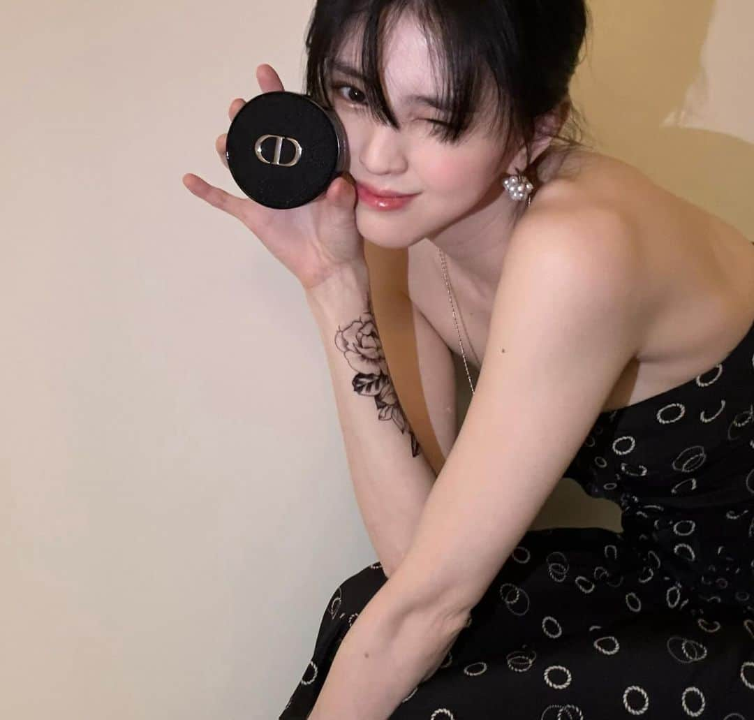 ハン・ソヒさんのインスタグラム写真 - (ハン・ソヒInstagram)「🥰 @DiorBeauty #디올뷰티 #디올포에버 #디올쿠션」10月6日 19時42分 - xeesoxee