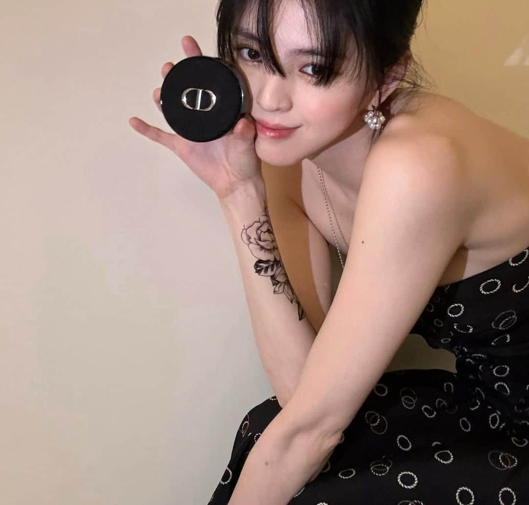 ハン・ソヒさんのインスタグラム写真 - (ハン・ソヒInstagram)「🥰 @DiorBeauty #디올뷰티 #디올포에버 #디올쿠션」10月6日 19時42分 - xeesoxee