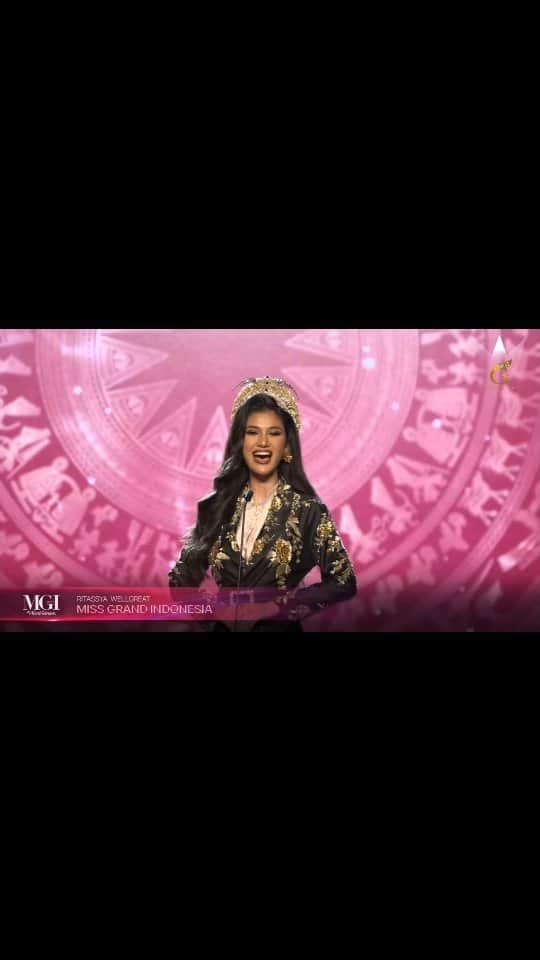 Ivan Gunawanのインスタグラム：「Choosing sophistication at the breath taking Opera House of Ha Noi, our Miss Grand Indonesia 2023 @ritassyawellgreat was embracing the elegance during the Press Conference for MGI2023   Beautiful dress with Indonesian embroidery by @dennywirawanofficial  @missgrandinternational @nawat.tv @teresa.mgi  @ivan_gunawan  @yayasanduniamegabintang  @meidypesik @dardo_djf  #MissGrandInternational2023 #MGI2023 #AliveVietnam #MissGrandIndonesia2023」