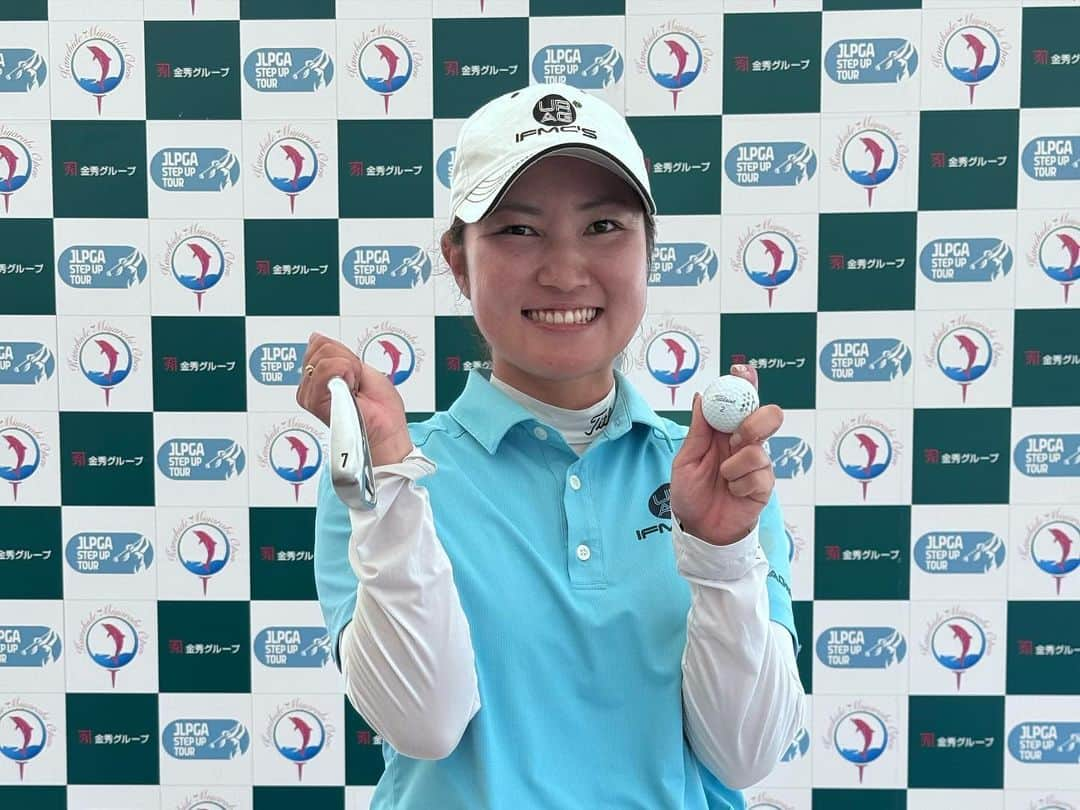 小林咲里奈のインスタグラム：「本日、試合で初めてのホールインワンしました🏌️‍♀️  喜瀬カントリークラブ　14番ホール 147ヤード　7Iです⛳️  調子悪くないのですが、初日の出遅れで、試合は残念な結果でした。  切り替えて、来週のうどん県レディース頑張ります！！  #ホールインワン #HoleInOne  #assist #樹塗防 @ura_sports  @graphite_design_official」