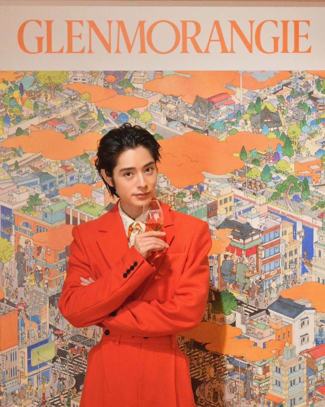 塩野瑛久のインスタグラム：「. 「Glenmorangie A Tale of Tokyo」  一面オレンジ服もオレンジ 華やかな香りと刺激的な風味が心を活気づけてくれる。 日本画家 山口晃氏が描いた絵も遊び心に富んでいて見応えあり。 会場全体素敵な雰囲気でした。   @glenmorangie  #PR #グレンモーレンジィ #Glenmorangie #ATaleofTokyo #DrinkResponsibly」