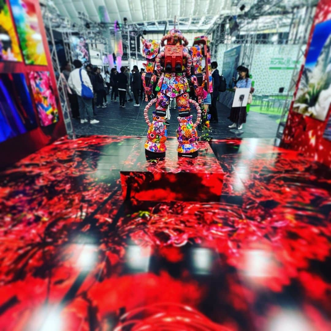 蜷川実花さんのインスタグラム写真 - (蜷川実花Instagram)「ガンダムシリーズの未来を体感できるイベント「GUNDAM NEXT FUTURE」に参加します！  皆様から集められたガンプラ使用済みランナーを使って制作した、シャア専用ザクと写真展示をあわせたインスタレーションです。  入場無料なので、ぜひ見にいらしてください❤️  ■東京会場（EAST） 日時：2023年10月6日（金）～9日（月・祝） 会場：新宿住友ビル 三角広場  ■大阪会場（WEST） 日時：2023年10月14日（土）～16日（月） 会場：グランフロント大阪  #gundam」10月6日 19時37分 - ninagawamika