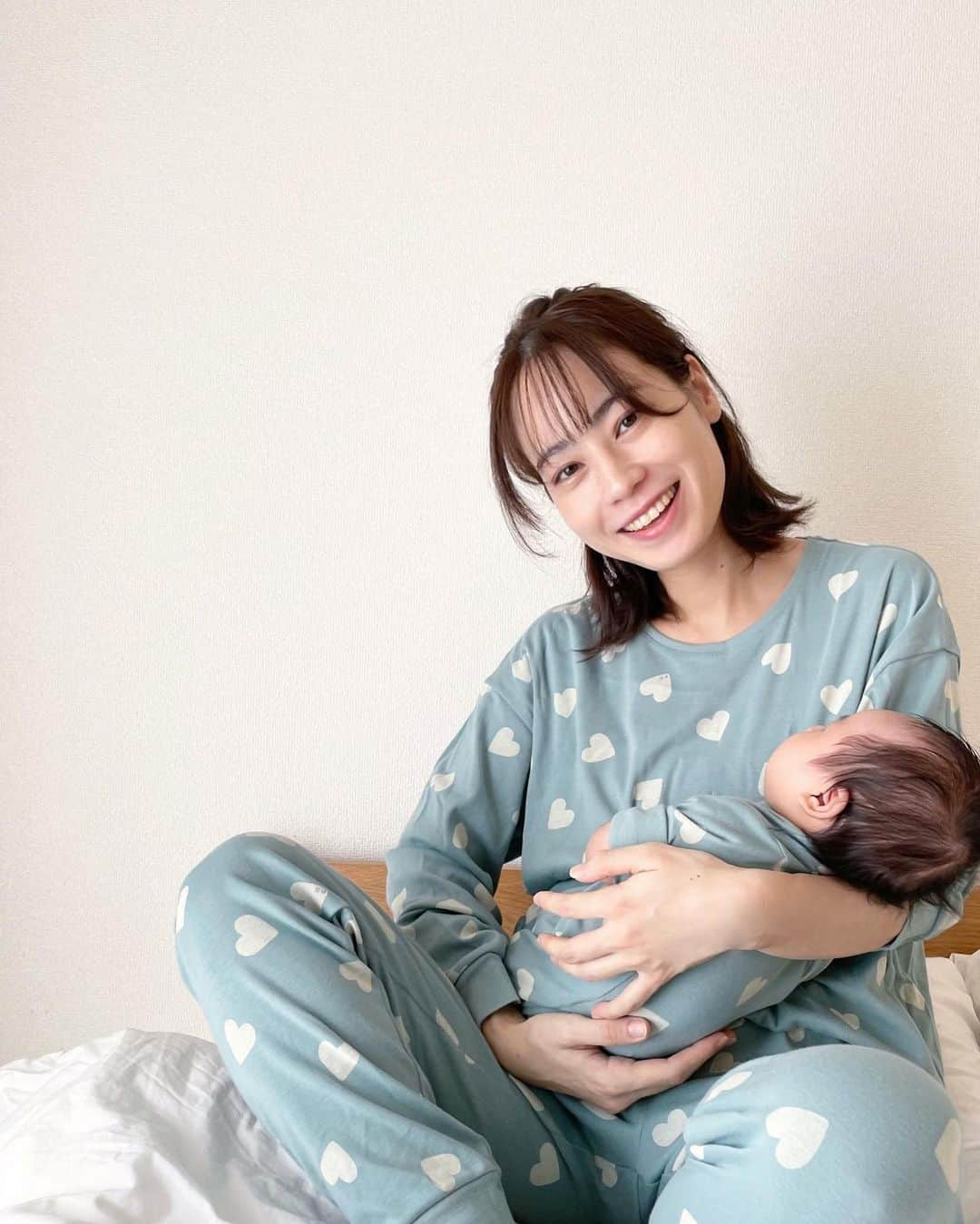 伊藤沙織さんのインスタグラム写真 - (伊藤沙織Instagram)「人気の @petitbateau_jp 🤍❤️ パジャマを新調して、娘と初めてのお揃いコーデで嬉しい🥰🫶  わたし: 長袖パジャマ_ハート(ライトグリーン/オフホワイト) 162cm サイズM  むすめ: プリント足なしロンパース(ライトグリーン/オフホワイト) 約55cm サイズ6ヶ月  可愛いだけじゃなく、着心地も良くてぐっすり眠れます😴🤍💚  #Sponsored #petitbateau #プチバトー #プチバトーパジャマ #パジャマ #ルームウェア #お揃いパジャマ #おうち時間 #プチバトー130周年」10月6日 19時38分 - saori__ito