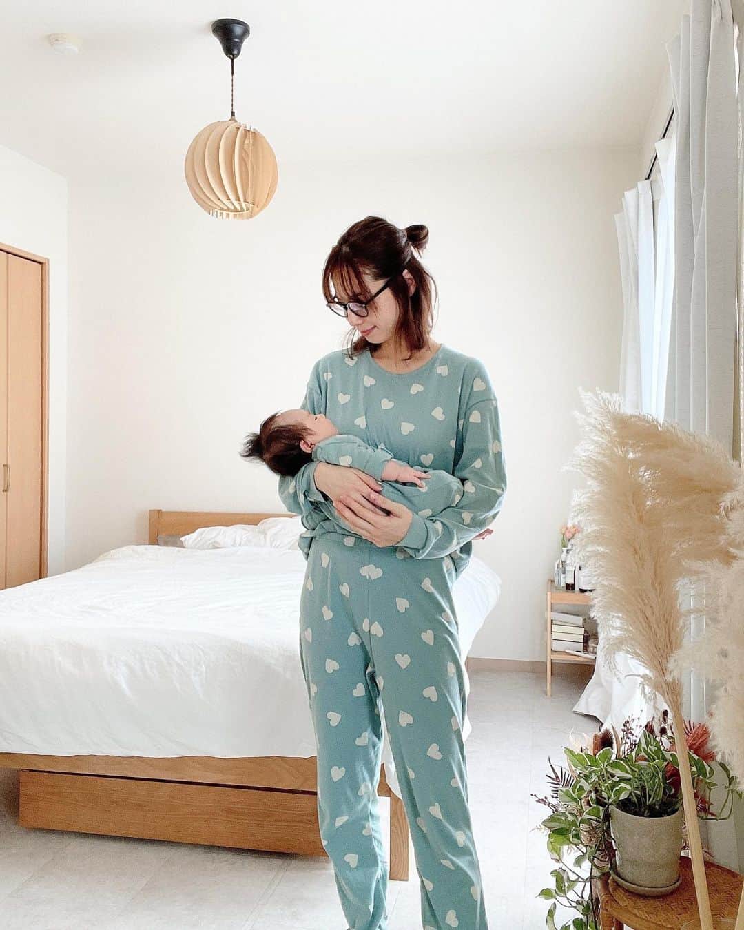 伊藤沙織さんのインスタグラム写真 - (伊藤沙織Instagram)「人気の @petitbateau_jp 🤍❤️ パジャマを新調して、娘と初めてのお揃いコーデで嬉しい🥰🫶  わたし: 長袖パジャマ_ハート(ライトグリーン/オフホワイト) 162cm サイズM  むすめ: プリント足なしロンパース(ライトグリーン/オフホワイト) 約55cm サイズ6ヶ月  可愛いだけじゃなく、着心地も良くてぐっすり眠れます😴🤍💚  #Sponsored #petitbateau #プチバトー #プチバトーパジャマ #パジャマ #ルームウェア #お揃いパジャマ #おうち時間 #プチバトー130周年」10月6日 19時38分 - saori__ito