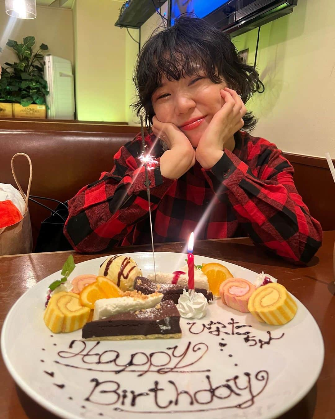 光永さんのインスタグラム写真 - (光永Instagram)「10月6日、本日誕生日迎えました🎂🎊やったー！！！！ 日頃から大変お世話になっております🥹❤️‍🔥❤️‍🔥❤️‍🔥 また一つ大人になった私、光永をよろしくお願い致します！！！！ 沢山プレゼントやメッセージ頂戴して、生きた証をひしひしとかんじております🥹❤️‍🔥 ありがとうございます！！！！ YouTubeもアップしたので見てください🫶 今は、小川とA-NONに祝ってもらってるなうです🫨❤️‍🔥 (これで4年連続らしい、泣ける) ㅤㅤㅤㅤㅤㅤㅤㅤㅤㅤㅤㅤ ㅤㅤㅤㅤㅤㅤㅤㅤㅤㅤㅤㅤ 誕生日なので大好きな赤コーデ❤️ 高校生の頃ハマって一生着てたこのブロックチェック！リバイバル気分！最高可愛い〜 ㅤㅤㅤㅤㅤㅤㅤㅤㅤ👗服のクレジット👗 ワンピース：#libracue スニーカー：#Reebok イヤリング：#chouchoumarina 靴下：大西mgがくれた🫶 ㅤㅤㅤㅤㅤㅤㅤㅤㅤㅤㅤㅤ #ootdjapan #チェックワンピース #赤チェックコーデ #ショートパーマ #誕生日 #10月6日生まれ #ブロックチェック」10月6日 19時38分 - hinata_official__