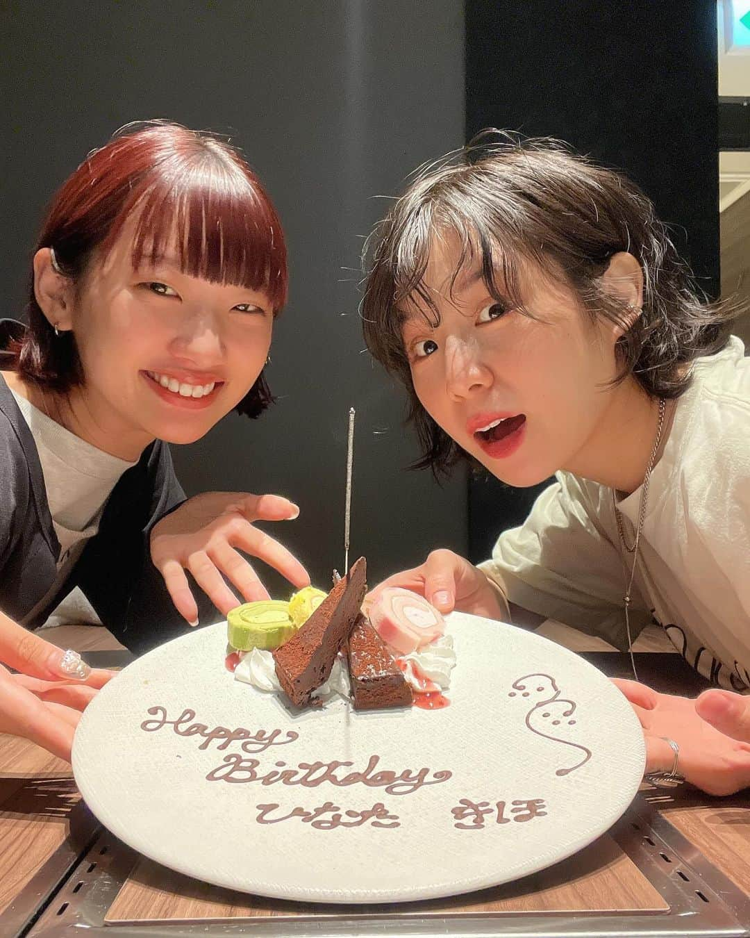 光永さんのインスタグラム写真 - (光永Instagram)「10月6日、本日誕生日迎えました🎂🎊やったー！！！！ 日頃から大変お世話になっております🥹❤️‍🔥❤️‍🔥❤️‍🔥 また一つ大人になった私、光永をよろしくお願い致します！！！！ 沢山プレゼントやメッセージ頂戴して、生きた証をひしひしとかんじております🥹❤️‍🔥 ありがとうございます！！！！ YouTubeもアップしたので見てください🫶 今は、小川とA-NONに祝ってもらってるなうです🫨❤️‍🔥 (これで4年連続らしい、泣ける) ㅤㅤㅤㅤㅤㅤㅤㅤㅤㅤㅤㅤ ㅤㅤㅤㅤㅤㅤㅤㅤㅤㅤㅤㅤ 誕生日なので大好きな赤コーデ❤️ 高校生の頃ハマって一生着てたこのブロックチェック！リバイバル気分！最高可愛い〜 ㅤㅤㅤㅤㅤㅤㅤㅤㅤ👗服のクレジット👗 ワンピース：#libracue スニーカー：#Reebok イヤリング：#chouchoumarina 靴下：大西mgがくれた🫶 ㅤㅤㅤㅤㅤㅤㅤㅤㅤㅤㅤㅤ #ootdjapan #チェックワンピース #赤チェックコーデ #ショートパーマ #誕生日 #10月6日生まれ #ブロックチェック」10月6日 19時38分 - hinata_official__