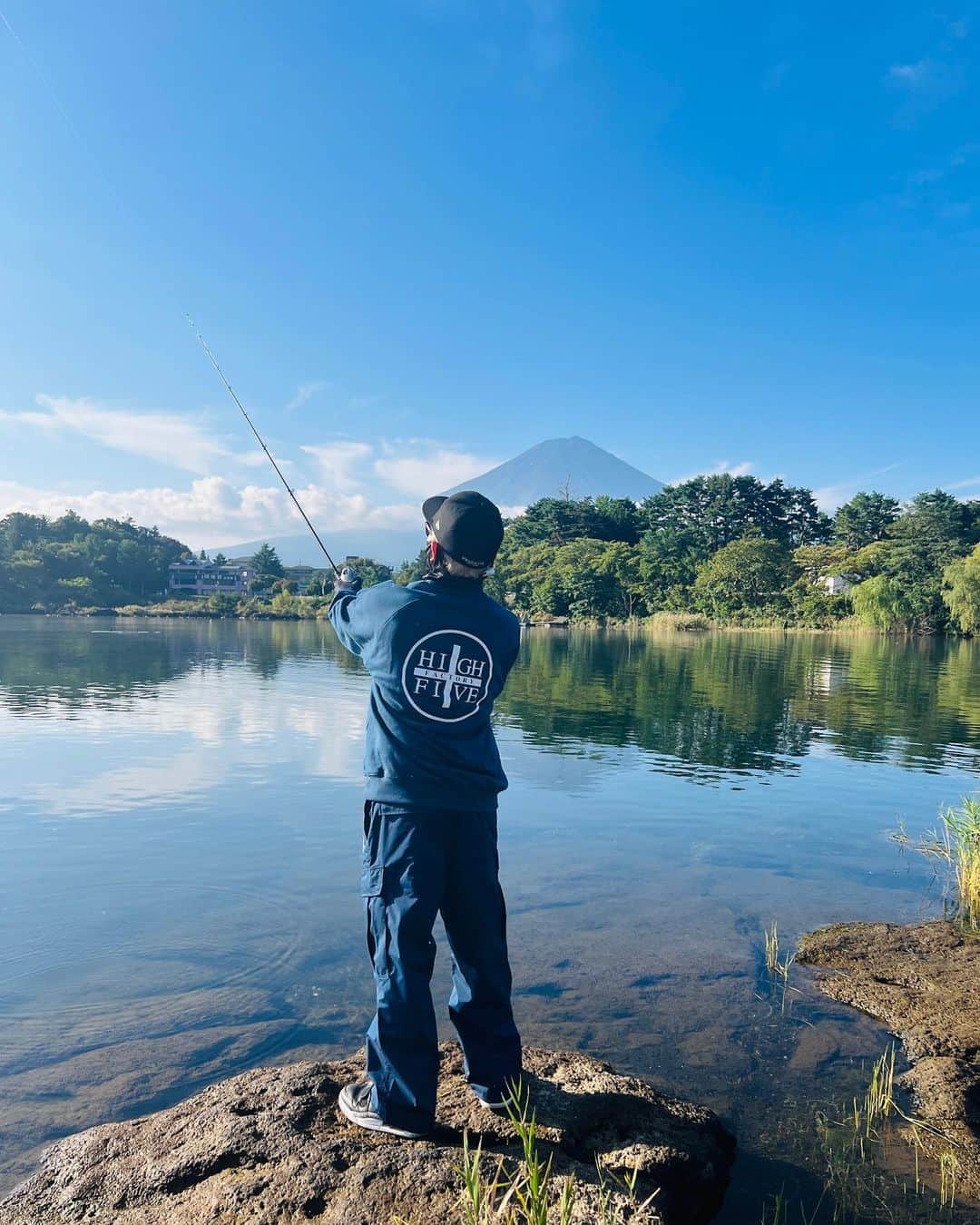 奥田力也のインスタグラム：「今年初のネイティブバス釣りました🎣✨ 全く行けてなかったので嬉し過ぎて、震えました😭💚 そして良いサイズでした🔥 @highfive_factory_official 👕🎣 今期もバリ可愛いのでお早めに🫢 ルアーもあるよ🎣✨  #Ricky #最後動画もあります #ありがとう #また会おうな #ブラックバス さん」