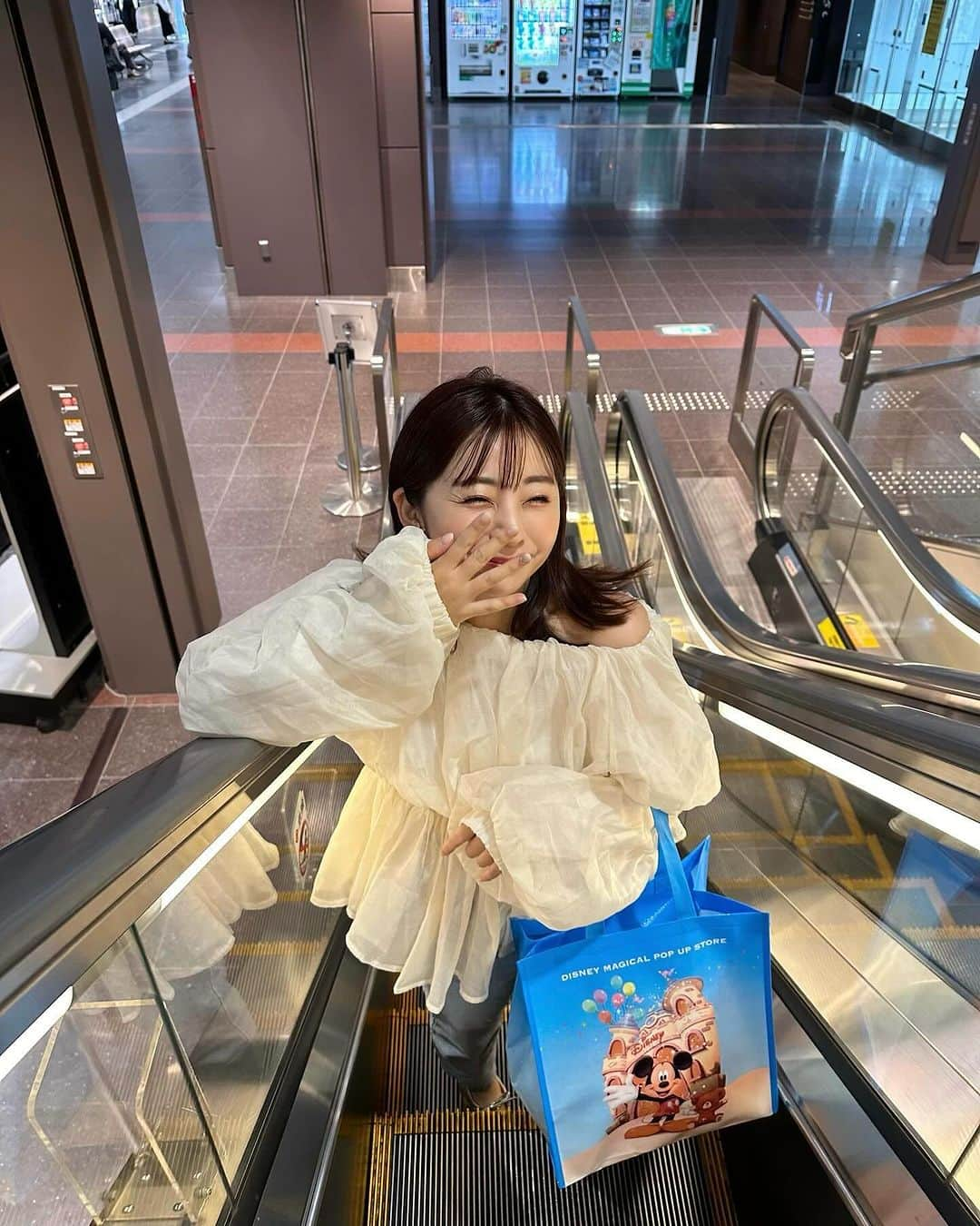 横田亜美さんのインスタグラム写真 - (横田亜美Instagram)「. 先日、羽田空港に期間限定でopenした ディズニーストアの内覧会へ 招待して頂き参加してきたよ🏰💞 . ディズニーの世界観で かわいすぎた✨✨ . 羽田空港第1ターミナルの 2階マーケットプレイスにあるよ✈️ . 10月25日まで開催中🎀 . . そしてこの日は Qoo10のメガキッドで メイクしました〜💄 色んなのが入ってるから 色々試せるね🫧 Qoo10では今20%メガポやってるよ✌︎ @qoo10.official  . . #PR #羽田空港 #羽田空港第1ターミナル #ディズニーストア #ポップアップストア #ディズニー #ディズニーランド #DISNEYMAGICALPOPUPSTORE #qoo10 #qoo10アンバサダー #メガポ #Qoo10MegaKit #コスメ@disneystore.jp #PR#ディズニーストア#ポップアップストア#DISNEYMAGICALPOPUPSTORE   © Disney © Disney/Pixar © Disney. Based on the "Winnie the Pooh" works by A.A. Milne and E.H. Shepard.」10月6日 19時41分 - amimi0218