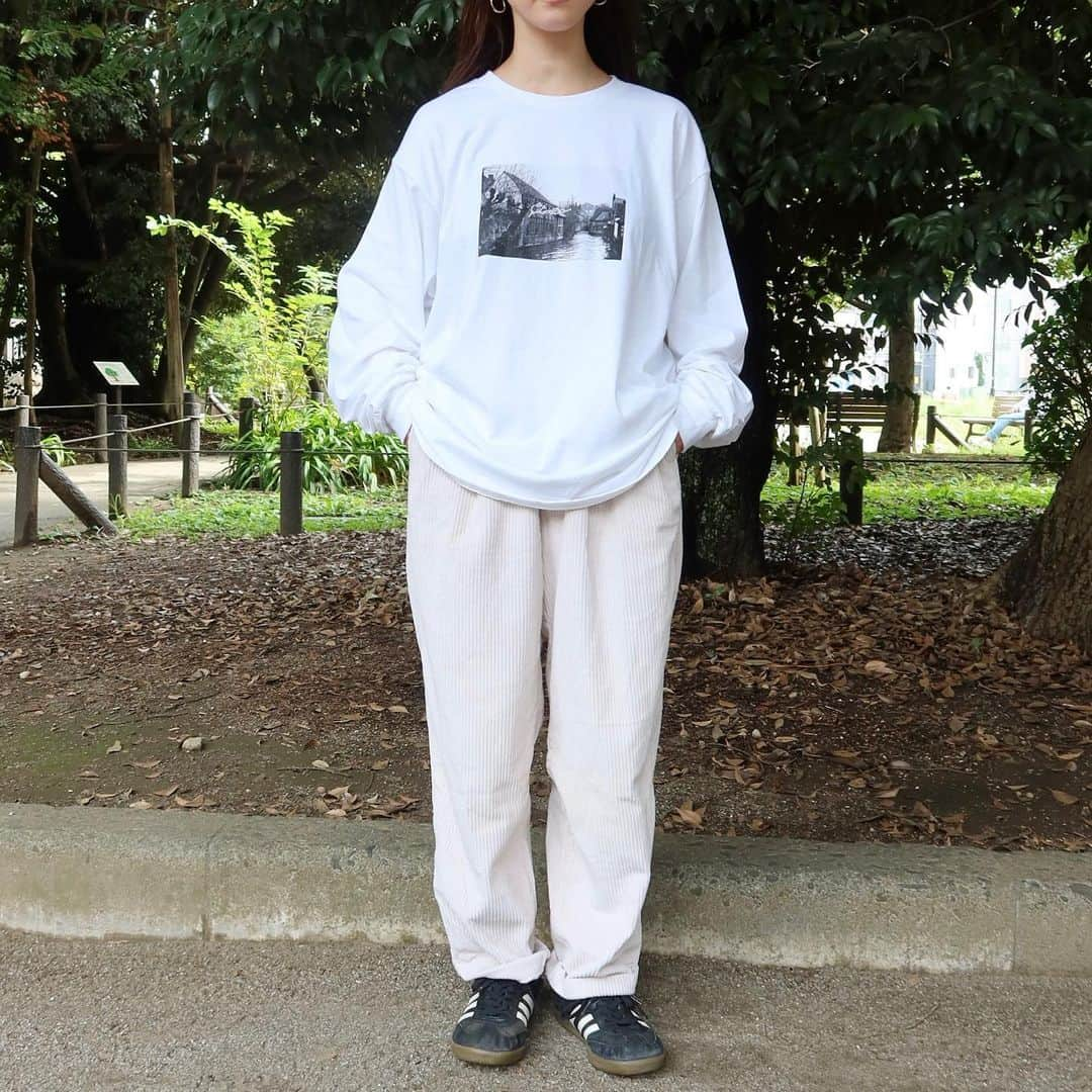 TheSunGoesDownのインスタグラム：「10/7（土）12:00 on sale in store 10/8（日）21:00 on sale at online  tsgd photo L/S Tee (White/Ash)  税込5000円  ご要望が多かったのでロングスリーブ版も販売します。  今春のヨーロッパ買付の時に訪れたベルギーのブルージュで撮影した写真をフォトTに落とし込みました。  ブルージュはベルギーのフランデレン地域に位置する歴史的な都市で、中世ヨーロッパの美しい街並みが色濃く残してあり、ベルギーのベネツィアと呼ばれる美しい街です。  今回、こちらで撮影した写真をハーフトーン加工しフィルムカメラのような雰囲気に。  Tシャツ生地はUS cotton 6ozでいつもより薄くて柔らかいので大きめに着用して良い感じのゆるさを演出できます。  男性はワンサイズアップ、女性はタックインして大きめに着用するのがおすすめなので大きいサイズで製作しました。  一枚でも重ね着でも使いやすい一枚です。  ※男性はL〜XL、女性はM〜Lサイズがおすすめです。  color ash  size M 着丈 73.5cm 身幅 52.0cm 袖丈 61.5cm 肩幅 48.0cm  L 着丈 75.0cm 身幅 56.5cm 袖丈 63.0cm 肩幅 53.0cm  XL 身丈 77.0cm 身幅 62.0cm 袖丈 64.0cm 肩幅 58.0  material  99% US Cotton. 1% Polyester  154cm サイズL着用  ※在庫を共有しているためsoldoutになる場合が御座います。」