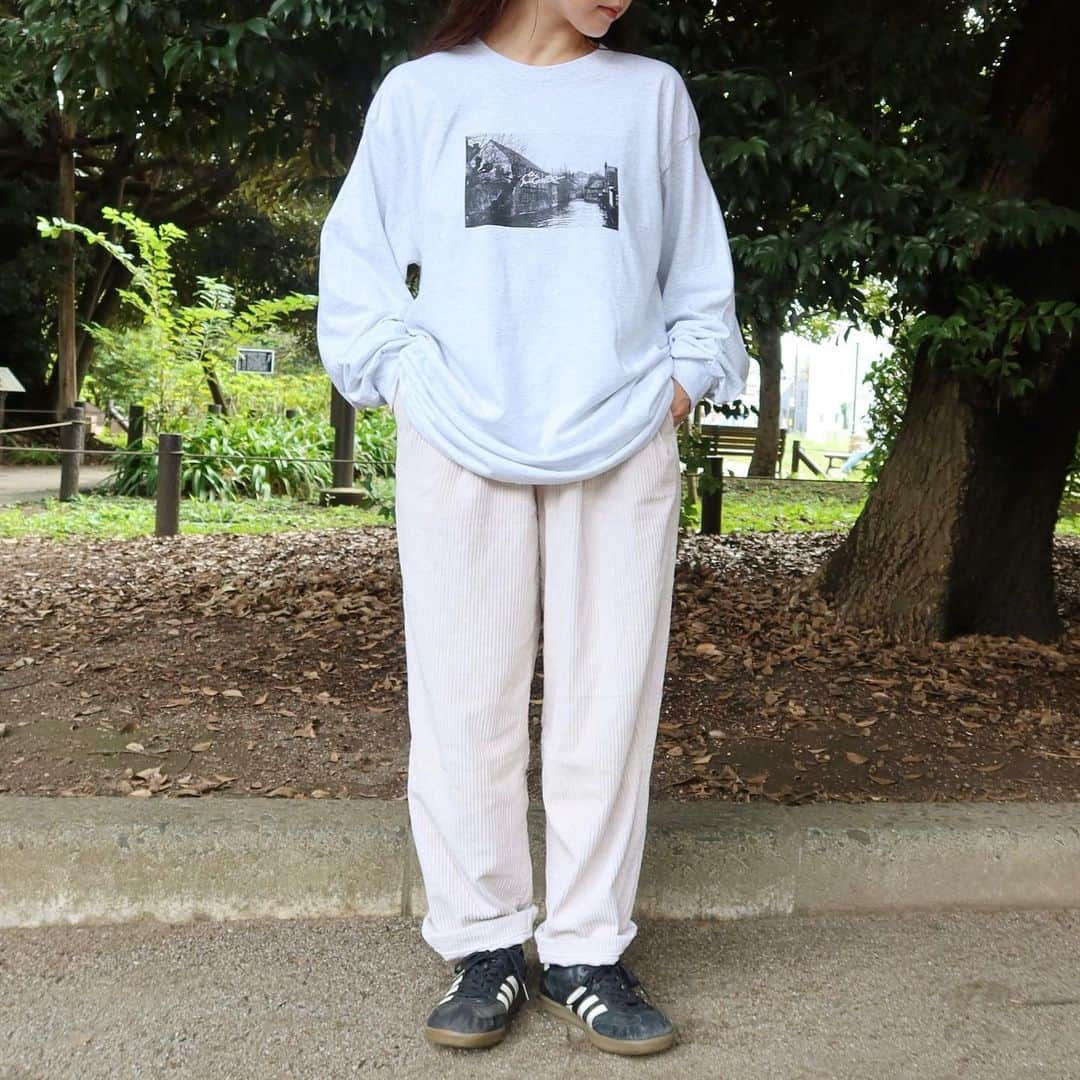 TheSunGoesDownのインスタグラム：「10/7（土）12:00 on sale in store 10/8（日）21:00 on sale at online  tsgd photo L/S Tee (White/Ash)  税込5000円  ご要望が多かったのでロングスリーブ版も販売します。  今春のヨーロッパ買付の時に訪れたベルギーのブルージュで撮影した写真をフォトTに落とし込みました。  ブルージュはベルギーのフランデレン地域に位置する歴史的な都市で、中世ヨーロッパの美しい街並みが色濃く残してあり、ベルギーのベネツィアと呼ばれる美しい街です。  今回、こちらで撮影した写真をハーフトーン加工しフィルムカメラのような雰囲気に。  Tシャツ生地はUS cotton 6ozでいつもより薄くて柔らかいので大きめに着用して良い感じのゆるさを演出できます。  男性はワンサイズアップ、女性はタックインして大きめに着用するのがおすすめなので大きいサイズで製作しました。  一枚でも重ね着でも使いやすい一枚です。  ※男性はL〜XL、女性はM〜Lサイズがおすすめです。  color ash  size M 着丈 73.5cm 身幅 52.0cm 袖丈 61.5cm 肩幅 48.0cm  L 着丈 75.0cm 身幅 56.5cm 袖丈 63.0cm 肩幅 53.0cm  XL 身丈 77.0cm 身幅 62.0cm 袖丈 64.0cm 肩幅 58.0  material  99% US Cotton. 1% Polyester   154cm サイズL着用  ※在庫を共有しているためsoldoutになる場合が御座います。」