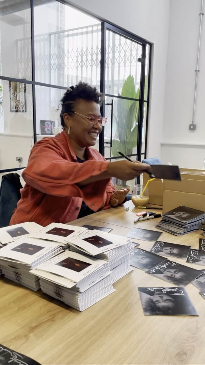 Emeli Sandéのインスタグラム：「They’ve arrived!! 🤩🤩🤩 so exciting to see the CDs and vinyl in real life!   I’m signing a bunch of exclusive CD booklets which you can get by pre-ordering on @amazonuk.  I can’t wait to release them to you on November 17th! 🥰💕」
