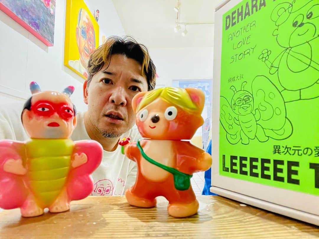 デハラユキノリさんのインスタグラム写真 - (デハラユキノリInstagram)「明日からの個展のお知らせ 『キャラクターと肖像画』 は絵画展なので特に購入制限はございません。オープン時にお並びの方がいる場合は順番に数分おきに入っていただきます。 10/7(土)13:00オープン モグラグギャラリー  DEHARA×LEEEEEE TOYのコラボソフビのみ一人一点までです。二種類ありますが買えるのはどちらかです。  一部絵画とソフビがセットになっているものもございます。  #deharayukinori  #mograggallery」10月6日 19時51分 - deharayukinori