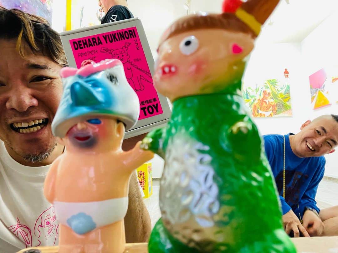 デハラユキノリさんのインスタグラム写真 - (デハラユキノリInstagram)「明日からの個展のお知らせ 『キャラクターと肖像画』 は絵画展なので特に購入制限はございません。オープン時にお並びの方がいる場合は順番に数分おきに入っていただきます。 10/7(土)13:00オープン モグラグギャラリー  DEHARA×LEEEEEE TOYのコラボソフビのみ一人一点までです。二種類ありますが買えるのはどちらかです。  一部絵画とソフビがセットになっているものもございます。  #deharayukinori  #mograggallery」10月6日 19時51分 - deharayukinori