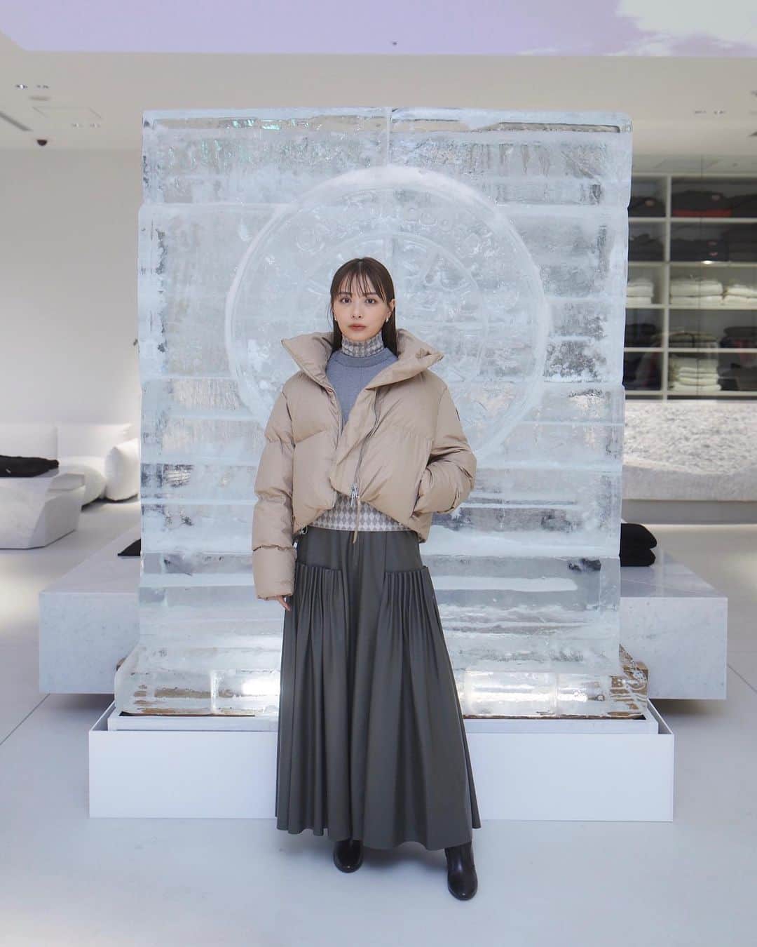内田理央さんのインスタグラム写真 - (内田理央Instagram)「canadagoose🐻  カナダグース神戸店OPENING PARTY 後ろにあるのは本物の氷なの❄️  天井の大型スクリーンに空が映されていたり −15°Cの極寒コールドルームで試着体験も。 ダウン着てると全然寒くなかった⛄️ 明日10/7オープンなので是非体験してみてね！  さて。神戸から🚄で文化放送にむかってるよー！ 本日ラジオもよろしくね♡  #カナダグース #canadagoose  #LiveInTheOpen #PR」10月6日 19時43分 - rio_uchida