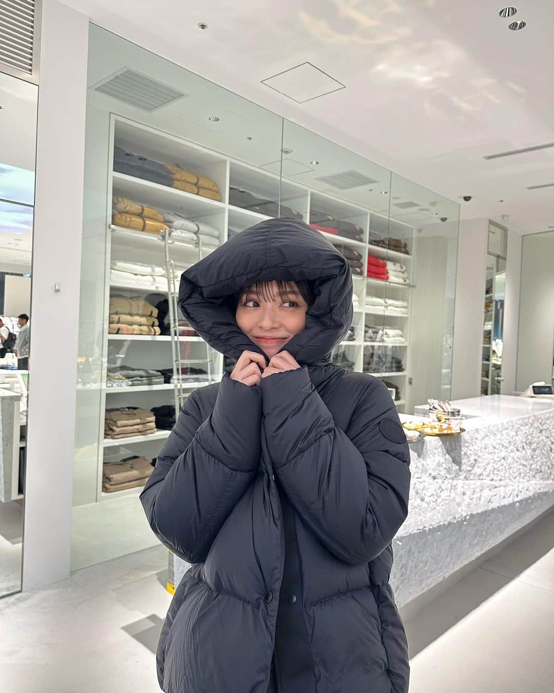 内田理央さんのインスタグラム写真 - (内田理央Instagram)「canadagoose🐻  カナダグース神戸店OPENING PARTY 後ろにあるのは本物の氷なの❄️  天井の大型スクリーンに空が映されていたり −15°Cの極寒コールドルームで試着体験も。 ダウン着てると全然寒くなかった⛄️ 明日10/7オープンなので是非体験してみてね！  さて。神戸から🚄で文化放送にむかってるよー！ 本日ラジオもよろしくね♡  #カナダグース #canadagoose  #LiveInTheOpen #PR」10月6日 19時43分 - rio_uchida