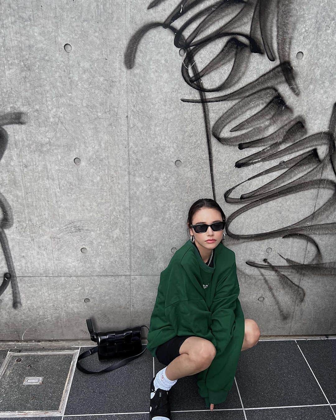 Rika Sasaki JPNのインスタグラム：「本日20時〜販売スタート💚 AEDDY logo unisex sweat ¥11,000(intax) gray/green/black 🩶💚🖤 ウェブサイトもリニューアルします🌈 再販のトレンチコートや新作も入荷しますのでぜひご覧ください🥹 @aeddy.official」