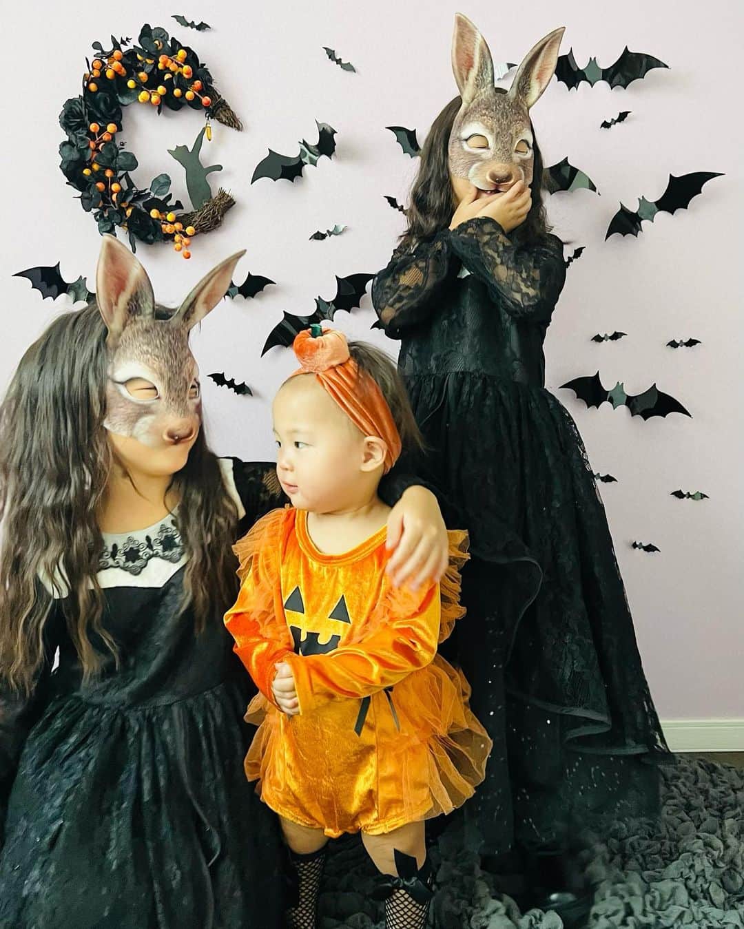 おとすずさんのインスタグラム写真 - (おとすずInstagram)「今年のハロウィンは全身SHEIN🎃🐰 さらに壁の飾りも全てSHEIN🦇 仮装でテンション上がるお姉さん二人が 弟を巻き込んで 楽しくお写真撮れました👻 . . 商品ID ブーツ：18182112 ドレス：19008608 うさぎマスク：22624415 ボディスーツ：18343899 ヘアバンド：20701963 リース：22860053 コウモリ：21990499  ---------------------------- クーポンコード：otosuzu （お買い上げ金額1～5,999円まではセール価格より15%OFF、6,000円以上は20%OFFが適用されます。利用期限は12月末日まで）  #ハロウィン#ハロウィンコーデ#SHEINforAll#SHEIN#SHEINpartner#ad#今日のコーデ#OOTD#5歳差育児#双子姉妹  @shein_japan @sheinofficial」10月6日 19時46分 - otosuzu