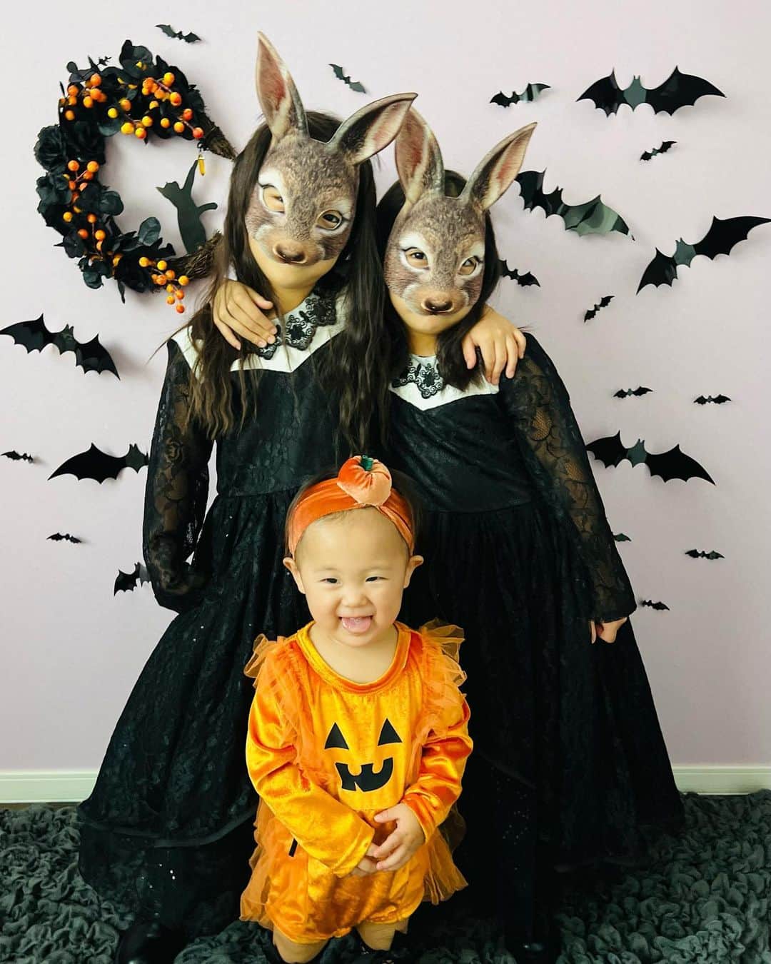 おとすずさんのインスタグラム写真 - (おとすずInstagram)「今年のハロウィンは全身SHEIN🎃🐰 さらに壁の飾りも全てSHEIN🦇 仮装でテンション上がるお姉さん二人が 弟を巻き込んで 楽しくお写真撮れました👻 . . 商品ID ブーツ：18182112 ドレス：19008608 うさぎマスク：22624415 ボディスーツ：18343899 ヘアバンド：20701963 リース：22860053 コウモリ：21990499  ---------------------------- クーポンコード：otosuzu （お買い上げ金額1～5,999円まではセール価格より15%OFF、6,000円以上は20%OFFが適用されます。利用期限は12月末日まで）  #ハロウィン#ハロウィンコーデ#SHEINforAll#SHEIN#SHEINpartner#ad#今日のコーデ#OOTD#5歳差育児#双子姉妹  @shein_japan @sheinofficial」10月6日 19時46分 - otosuzu