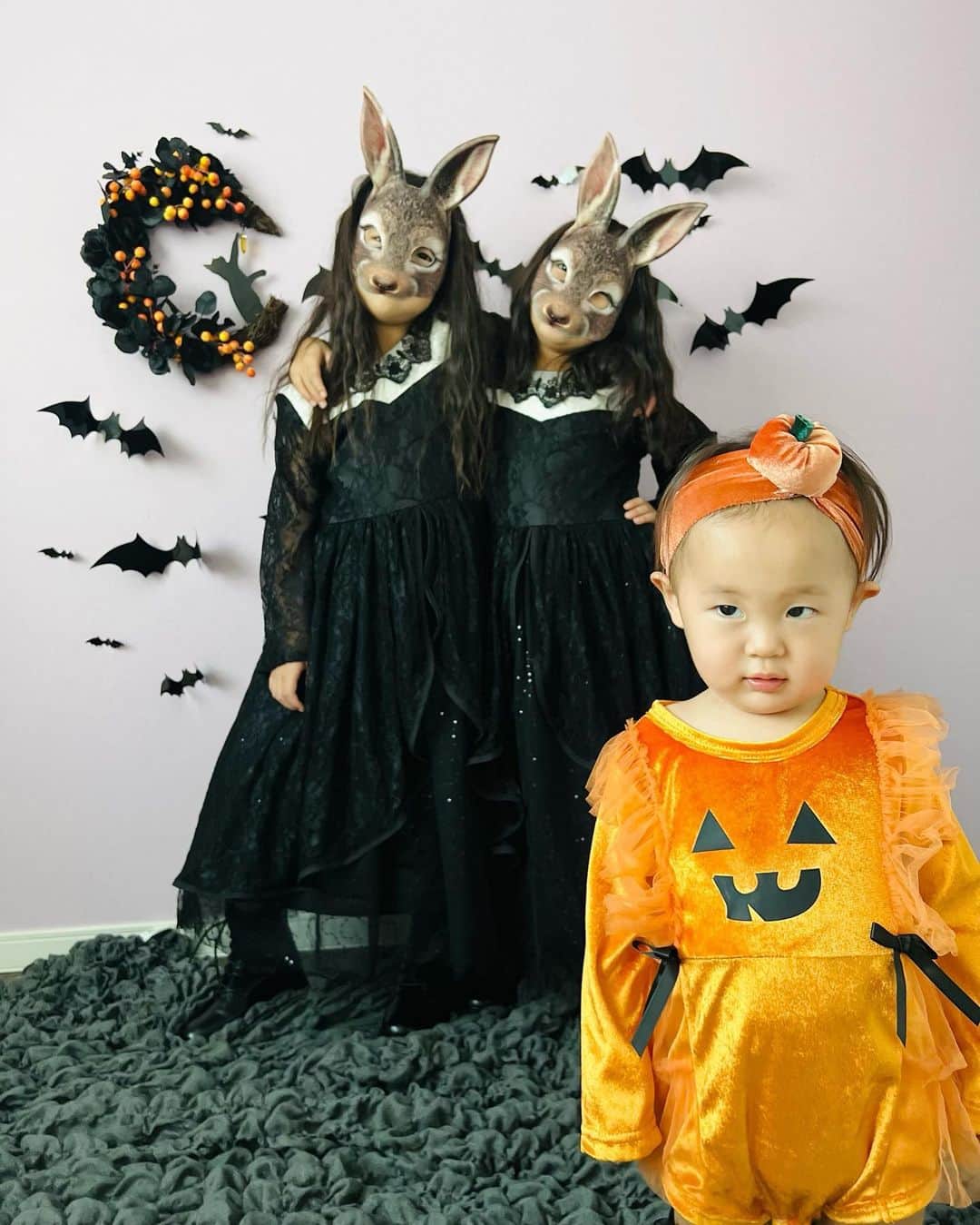 おとすずさんのインスタグラム写真 - (おとすずInstagram)「今年のハロウィンは全身SHEIN🎃🐰 さらに壁の飾りも全てSHEIN🦇 仮装でテンション上がるお姉さん二人が 弟を巻き込んで 楽しくお写真撮れました👻 . . 商品ID ブーツ：18182112 ドレス：19008608 うさぎマスク：22624415 ボディスーツ：18343899 ヘアバンド：20701963 リース：22860053 コウモリ：21990499  ---------------------------- クーポンコード：otosuzu （お買い上げ金額1～5,999円まではセール価格より15%OFF、6,000円以上は20%OFFが適用されます。利用期限は12月末日まで）  #ハロウィン#ハロウィンコーデ#SHEINforAll#SHEIN#SHEINpartner#ad#今日のコーデ#OOTD#5歳差育児#双子姉妹  @shein_japan @sheinofficial」10月6日 19時46分 - otosuzu