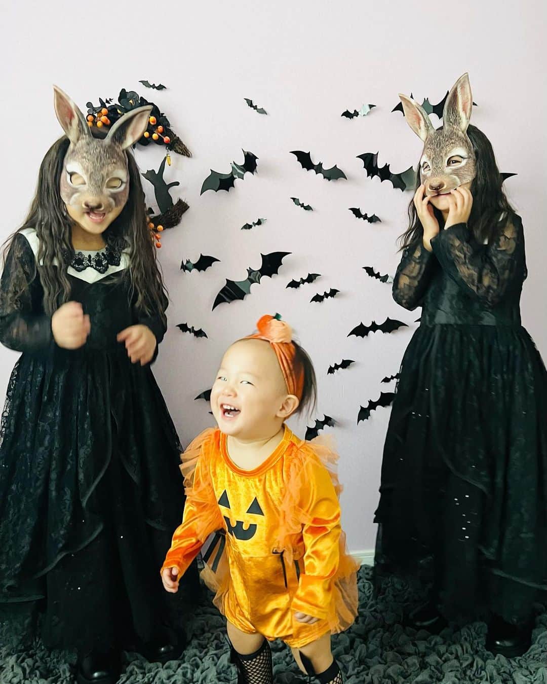 おとすずさんのインスタグラム写真 - (おとすずInstagram)「今年のハロウィンは全身SHEIN🎃🐰 さらに壁の飾りも全てSHEIN🦇 仮装でテンション上がるお姉さん二人が 弟を巻き込んで 楽しくお写真撮れました👻 . . 商品ID ブーツ：18182112 ドレス：19008608 うさぎマスク：22624415 ボディスーツ：18343899 ヘアバンド：20701963 リース：22860053 コウモリ：21990499  ---------------------------- クーポンコード：otosuzu （お買い上げ金額1～5,999円まではセール価格より15%OFF、6,000円以上は20%OFFが適用されます。利用期限は12月末日まで）  #ハロウィン#ハロウィンコーデ#SHEINforAll#SHEIN#SHEINpartner#ad#今日のコーデ#OOTD#5歳差育児#双子姉妹  @shein_japan @sheinofficial」10月6日 19時46分 - otosuzu