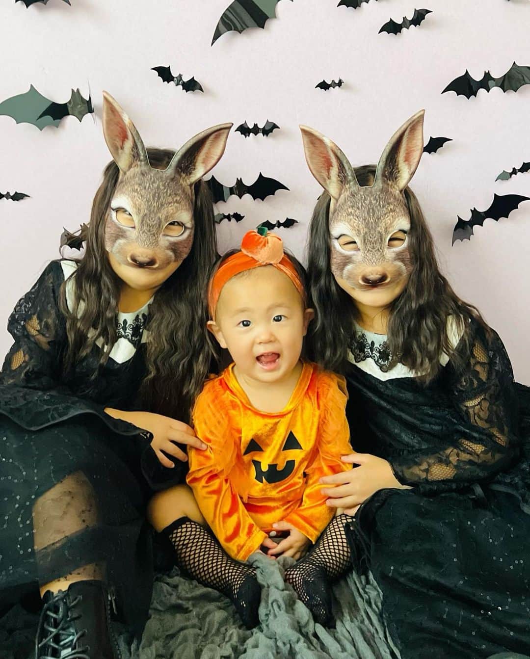おとすずさんのインスタグラム写真 - (おとすずInstagram)「今年のハロウィンは全身SHEIN🎃🐰 さらに壁の飾りも全てSHEIN🦇 仮装でテンション上がるお姉さん二人が 弟を巻き込んで 楽しくお写真撮れました👻 . . 商品ID ブーツ：18182112 ドレス：19008608 うさぎマスク：22624415 ボディスーツ：18343899 ヘアバンド：20701963 リース：22860053 コウモリ：21990499  ---------------------------- クーポンコード：otosuzu （お買い上げ金額1～5,999円まではセール価格より15%OFF、6,000円以上は20%OFFが適用されます。利用期限は12月末日まで）  #ハロウィン#ハロウィンコーデ#SHEINforAll#SHEIN#SHEINpartner#ad#今日のコーデ#OOTD#5歳差育児#双子姉妹  @shein_japan @sheinofficial」10月6日 19時46分 - otosuzu