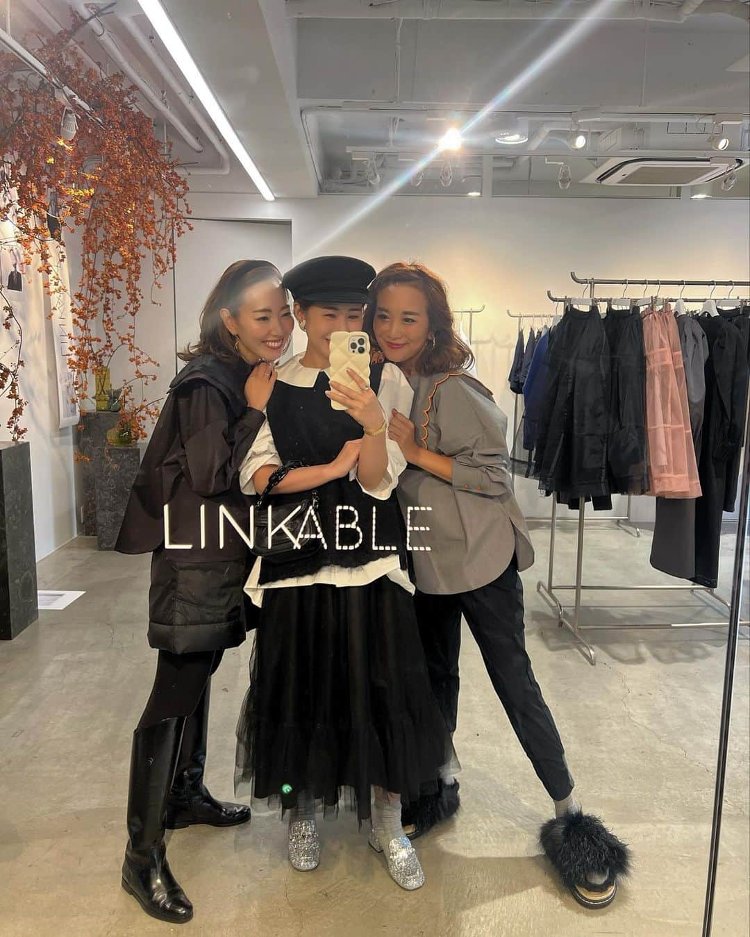 大橋あゆみのインスタグラム：「頑張ってるまいちゃんしんかに会いに　@linkable_official へ🛍️💓  事前にお洋服の予習もして行って準備万端✨  狙ってたニット帽はやっぱし激カワで、自分でいうのもどうかと思いますがコーデともよく合いました←2枚目  後はわっきん先輩にお勧めしていただいたカットソーをゲット💓  リアル店舗のお買い物ってこういう出会いが楽しいですね💓  linkableのスタッフの皆さんとお話ししてたら2人を支えてくれてありがとうの気持ちが溢れて涙出そうになりました笑  怖かったやろな  しんちゃん、まいちゃん残りもファイト💓  #linkable」