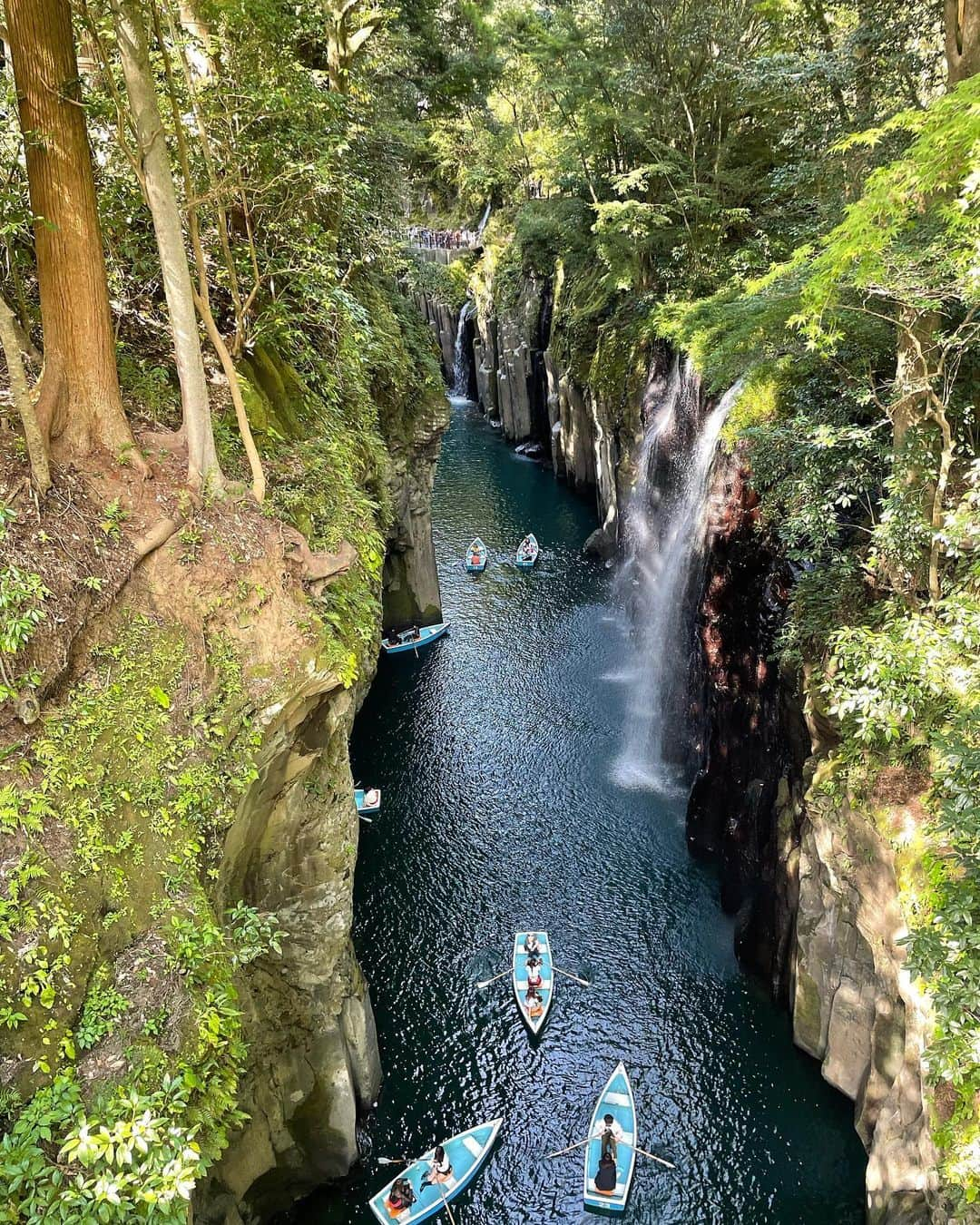 土路生優里さんのインスタグラム写真 - (土路生優里Instagram)「熊本と宮崎の高千穂に旅してきました☺︎  まず1日目の高千穂峡！ パワースポットとお寺巡りしたからめちゃくちゃパワーついてる気がする✌🏻  この旅を機に御朱印帳というものを購入しまして、これから御朱印集めしてみようと思います⛩️♡  ただでさえ自分のこと歩くパワースポットだと思ってるのでもっと最強になってしまった🥺←  2枚目の写真を待受画面にしてるのだけど、なんかすごく良さそうなので皆さんにもパワーをお裾分けしますね☺️🫶🏻」10月6日 19時49分 - torochan__324