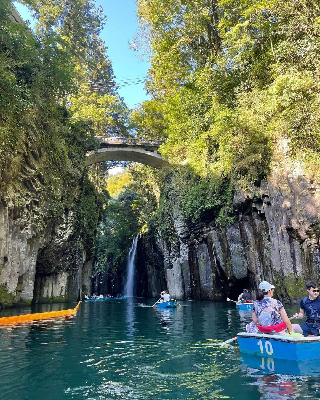 土路生優里さんのインスタグラム写真 - (土路生優里Instagram)「熊本と宮崎の高千穂に旅してきました☺︎  まず1日目の高千穂峡！ パワースポットとお寺巡りしたからめちゃくちゃパワーついてる気がする✌🏻  この旅を機に御朱印帳というものを購入しまして、これから御朱印集めしてみようと思います⛩️♡  ただでさえ自分のこと歩くパワースポットだと思ってるのでもっと最強になってしまった🥺←  2枚目の写真を待受画面にしてるのだけど、なんかすごく良さそうなので皆さんにもパワーをお裾分けしますね☺️🫶🏻」10月6日 19時49分 - torochan__324