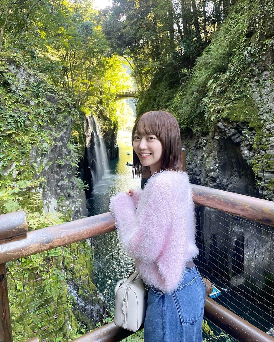 土路生優里のインスタグラム：「熊本と宮崎の高千穂に旅してきました☺︎  まず1日目の高千穂峡！ パワースポットとお寺巡りしたからめちゃくちゃパワーついてる気がする✌🏻  この旅を機に御朱印帳というものを購入しまして、これから御朱印集めしてみようと思います⛩️♡  ただでさえ自分のこと歩くパワースポットだと思ってるのでもっと最強になってしまった🥺←  2枚目の写真を待受画面にしてるのだけど、なんかすごく良さそうなので皆さんにもパワーをお裾分けしますね☺️🫶🏻」