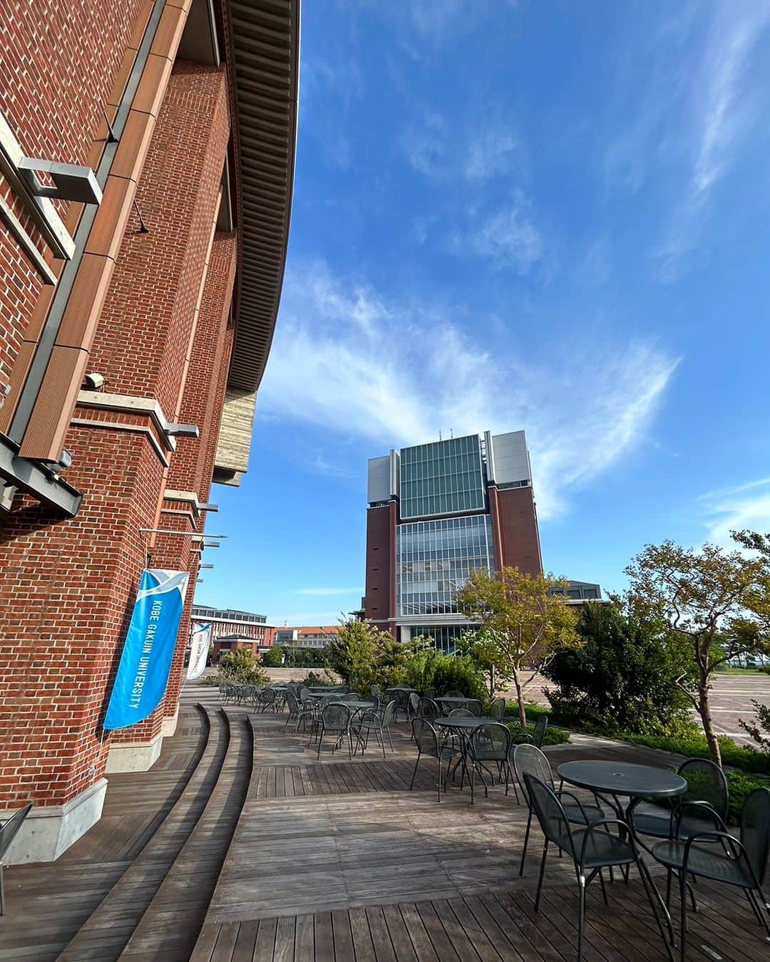 神戸学院大学さんのインスタグラム写真 - (神戸学院大学Instagram)「フォトコンテスト「神院大キャンパスライフの魅力」応募作品No.327【2023年7月－9月】経営学部 3年次生の石原歩佳さんからご応募いただきました。  ～写真にまつわるエピソード～ 友達と涼しい場所がここで、よく外でご飯を食べることが多く、そこから仲良くなった思い出です。 ～～～～～～～～～～～～  海風が心地良いテラス席で友人と過ごすかけがえのない時間。 ランチをしたり、おしゃべりしたり…気がついたらいつもココにいる。  皆さんもキャンパスでお気に入りの場所を見つけたら広報グループ（koho@j.kobegakuin.ac.jp）まで写真を送ってください📸  スマホ写真OK！！ ①キャンパスライフの伝わる写真を撮影する。 ②広報グループに「写真、氏名、学部、学年、撮影場所、撮影年月日、写真にまつわるエピソード」をメールする。 この２ステップで完了となります。  フォトコンテスト10月～12月の応募受付中！ 詳しくは以下のURLから↓ https://www.kobegakuin.ac.jp/support/student_life/contest.html たくさんのご応募お待ちしております。  #神戸学院大学 #神戸学院 #神戸 #大学 #kobegakuin #kobegakuinuniversity #ポーアイ #ポートアイランド #大学生 #ポートアイランドキャンパス #お気に入りの場所  #カフェ  #ランチ  #キャンパスライフ #学生生活 #写真 #写真コンテスト #フォトコンテスト #フォトコン #フォトコンテスト開催中 #ファインダー越しの私の世界 #キャンパスフォト #フォト #写真部 #大学の景色 #空が好きな人と繋がりたい #写真好きな人と繋がりたい #大学生の日常 #受験生応援」10月6日 20時00分 - kobegakuin_university_koho