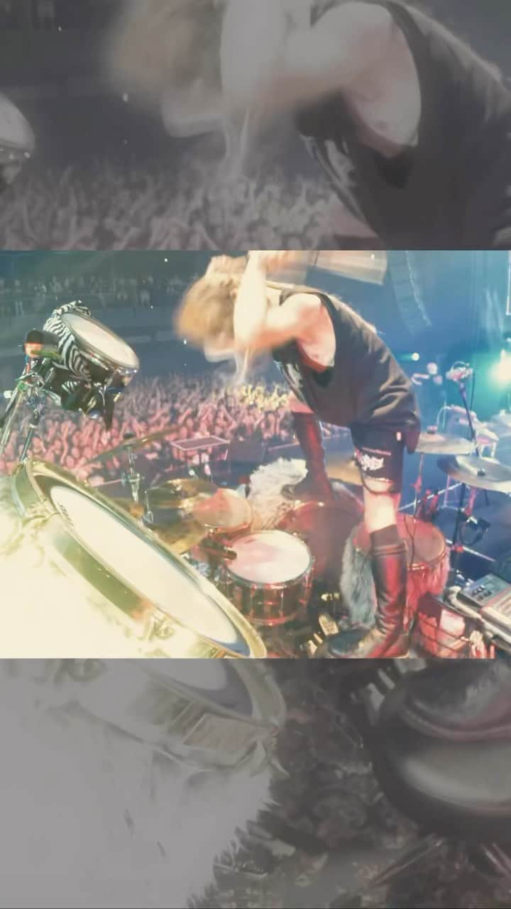 Tatsuya Amanoのインスタグラム：「DJ & Dr session with @terucrossfaith   This is the last short drum cam from the DAWN tour🌊🏄‍♂️ ⁡ 立ちドラム気持ち良すぎて最高！  来年のZeppツアー2次先行開始しました🔥  1月20日（土）Zepp Sapporo 1月26日（金）Zepp Fukuoka 1月28日（日）Zepp Osaka Bayside 2月12日（月・祝）Zepp Nagoya 2月18日（日）Zepp Haneda  #Drums #DrumCam #SJCdrums #meinlcymbals #evansdrumheads #promarksticks #Roland #pearleliminatorredline #Lewitt #ZoomH8 #ドラム」