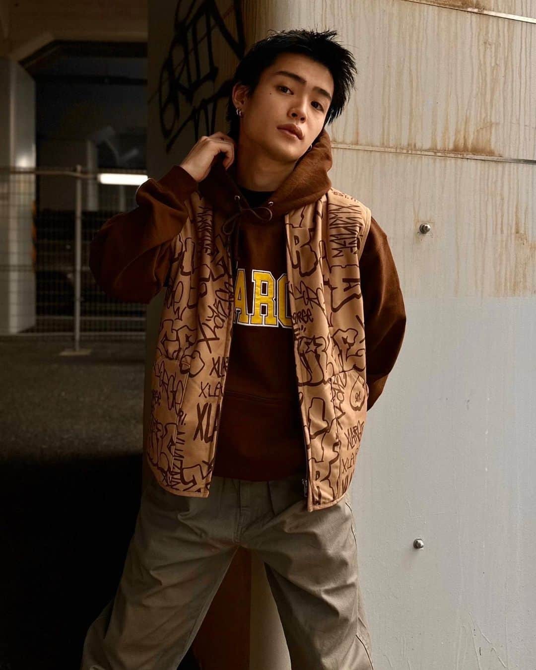 のインスタグラム：「@takaki1356 #xlumeda  - GRAFFITI WORK VEST  - COLLEGE LOGO HOODED SWEATSHIRT - PANELED WIDE LEG PANTS  #xlarge #xlargejp #xlarge_snap #エクストララージ」