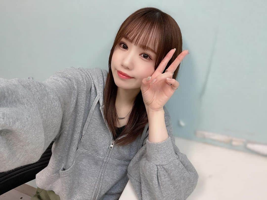 水田詩織のインスタグラム：「⠀⠀  ⠀ ある部分のメイクがいつもと 違います🫢  どこがどう違うかわかる人〜🤚🏻？  難易度高めな気がする笑」