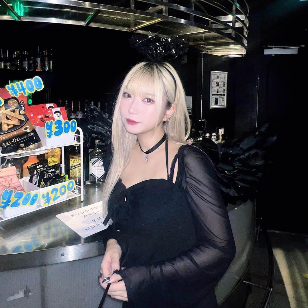 米田みいなさんのインスタグラム写真 - (米田みいなInstagram)「👼🖤  black angel????   早めのハロウィン なんか、おねぇさんって感じ？？？☺️  本当は、顔も見えないような変な仮装したかったけど、誰も喜ばないかなって思ってやめた笑  昔学校でハロウィンしてたの懐かしいなぁ 苦手なお菓子は友達と交換してたっ  #halloween #ハロウィン #コスプレ #cosplay #デビルコスプレ #angel #devilgirl #halloweenparty #shein #ハロウィンコスプレ #黒ワンピ #仮装 #エクステ #金髪ロング #japanesegirl #ハイトーンカラー #goth #gothgirl」10月6日 19時54分 - miina_yoneda