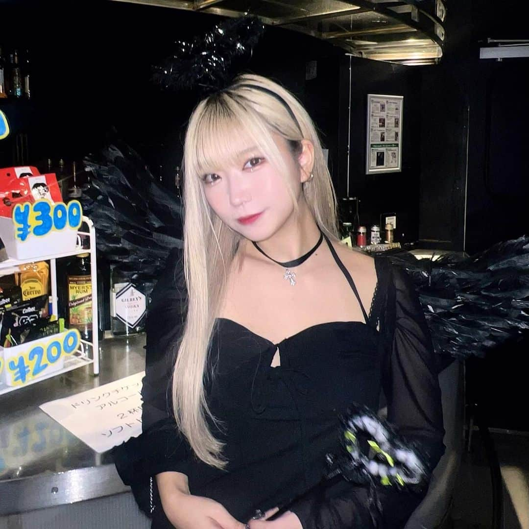 米田みいなさんのインスタグラム写真 - (米田みいなInstagram)「👼🖤  black angel????   早めのハロウィン なんか、おねぇさんって感じ？？？☺️  本当は、顔も見えないような変な仮装したかったけど、誰も喜ばないかなって思ってやめた笑  昔学校でハロウィンしてたの懐かしいなぁ 苦手なお菓子は友達と交換してたっ  #halloween #ハロウィン #コスプレ #cosplay #デビルコスプレ #angel #devilgirl #halloweenparty #shein #ハロウィンコスプレ #黒ワンピ #仮装 #エクステ #金髪ロング #japanesegirl #ハイトーンカラー #goth #gothgirl」10月6日 19時54分 - miina_yoneda