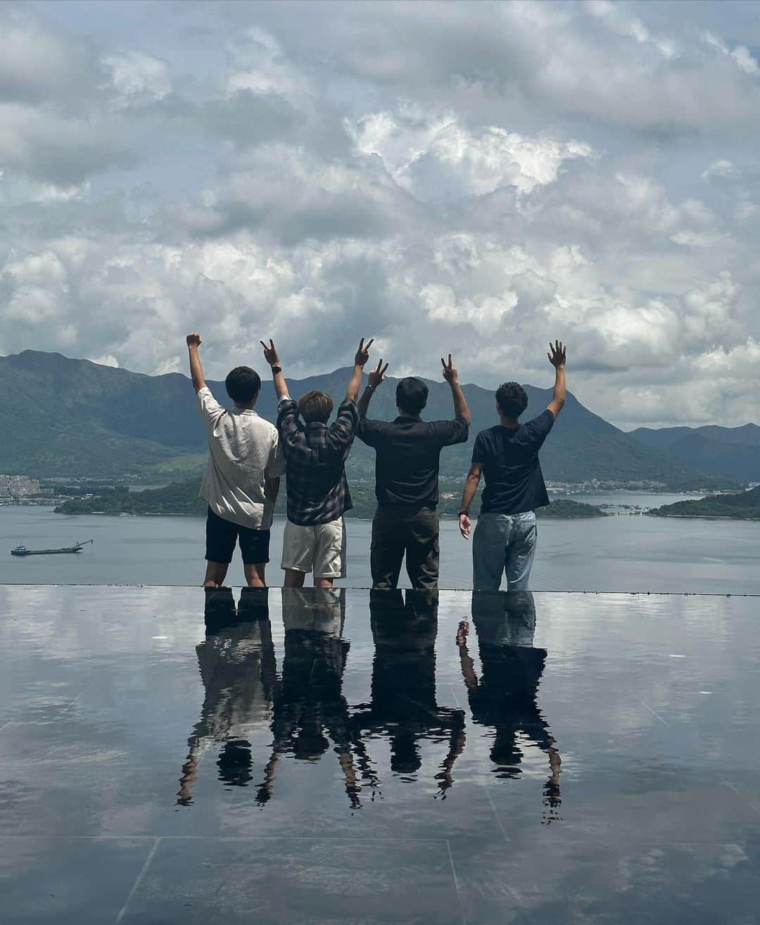 大塚稜馬さんのインスタグラム写真 - (大塚稜馬Instagram)「Waktu ke Hong Kong, Waseda Boys main ke kampus yang adanya di atas gunung!? MINDBLOWN BGTT! Satu gunung itu isinya kampus semua, gilee seruuu! Ketemu dan ngobrol2 sama mahasiswa2 di sana juga!😂😂  Kalian harus nonton vlognya di Youtube!! MANTAPPU JIWA!! 🙌🏻」10月6日 19時56分 - otk_rym